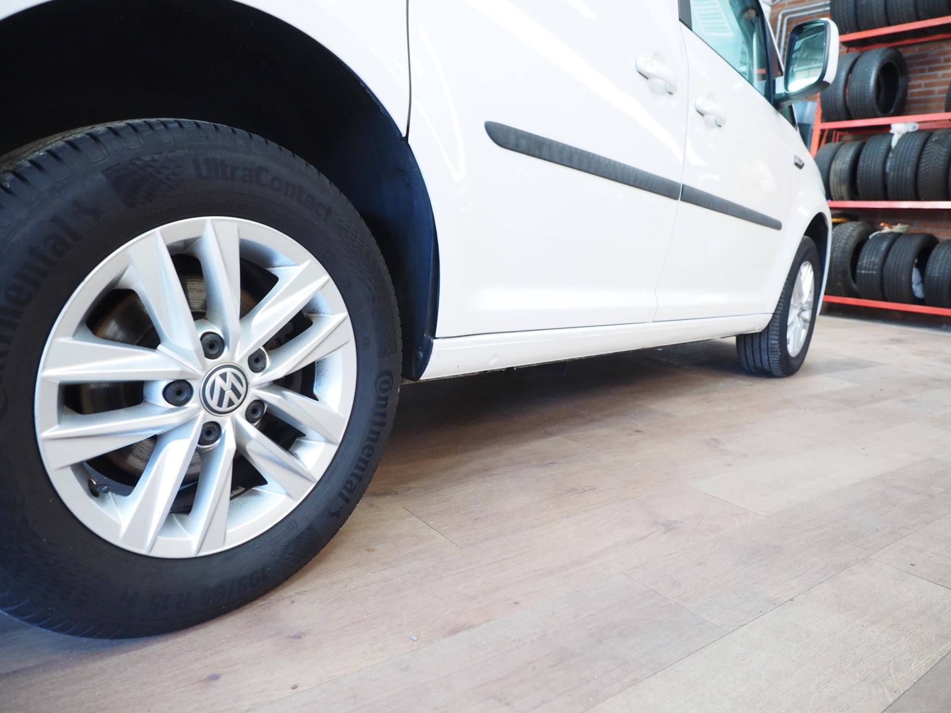 Foto van Volkswagen Caddy Modified Partition Wall