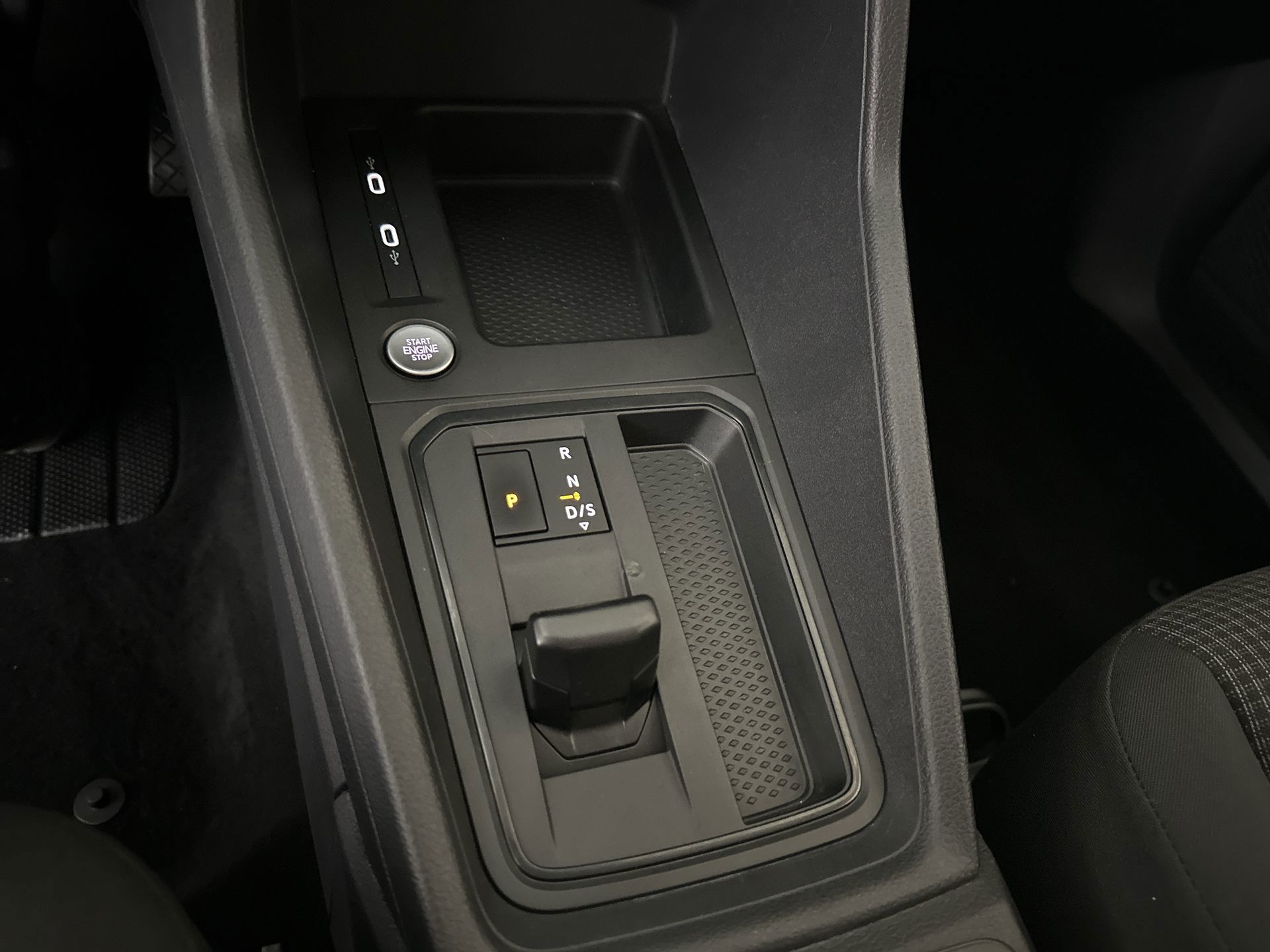 Foto van Volkswagen Caddy Modified Partition Wall