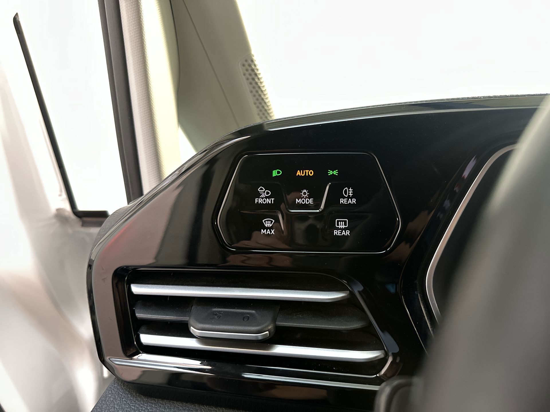 Foto van Volkswagen Caddy Modified Partition Wall