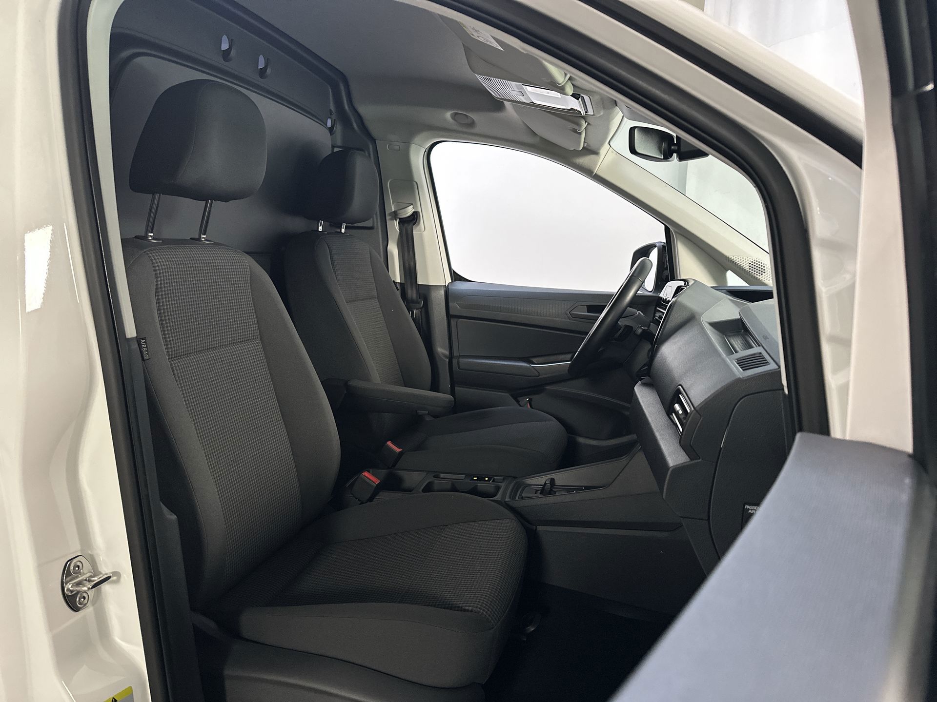 Foto van Volkswagen Caddy Modified Partition Wall