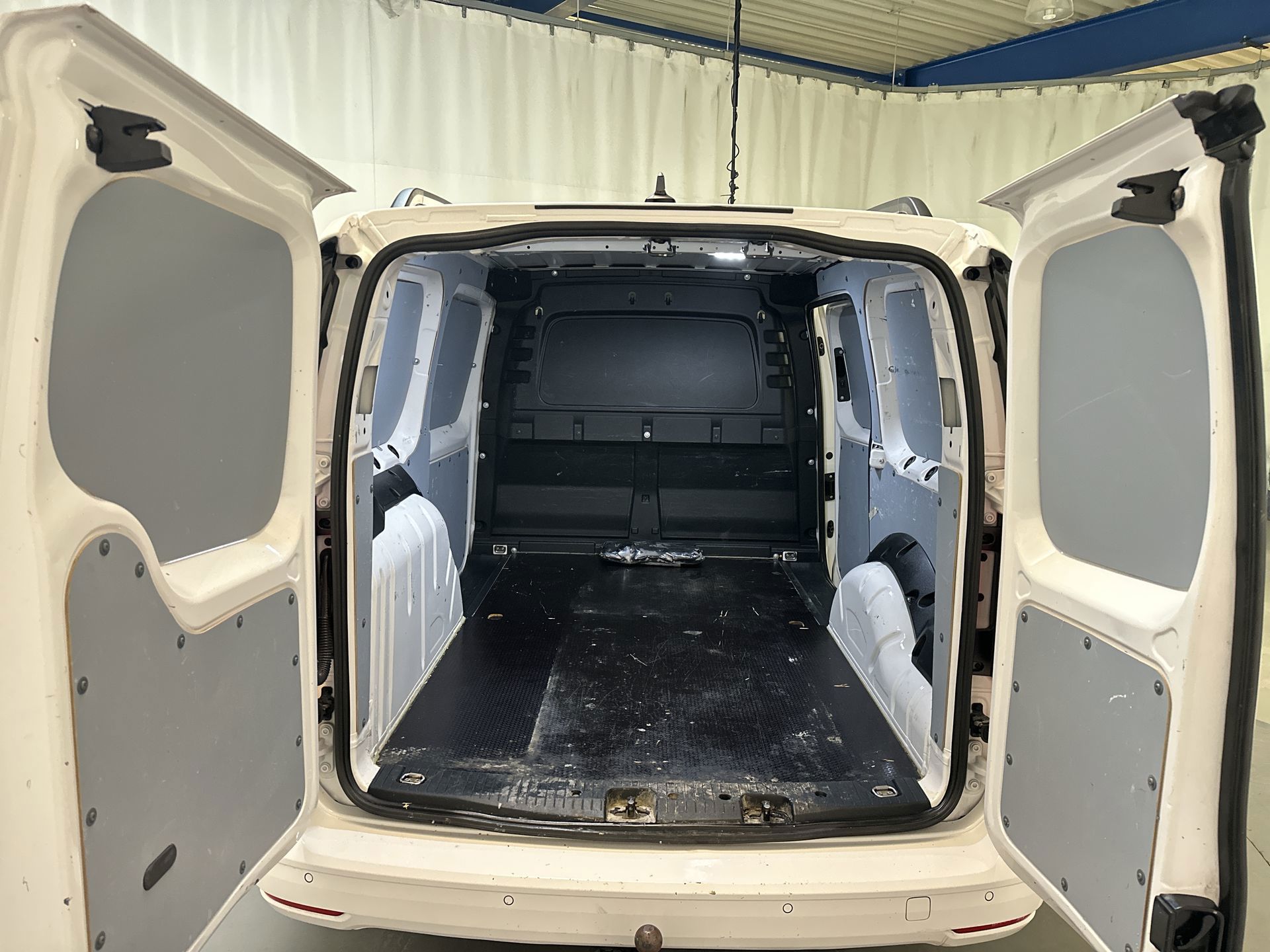 Foto van Volkswagen Caddy Modified Partition Wall