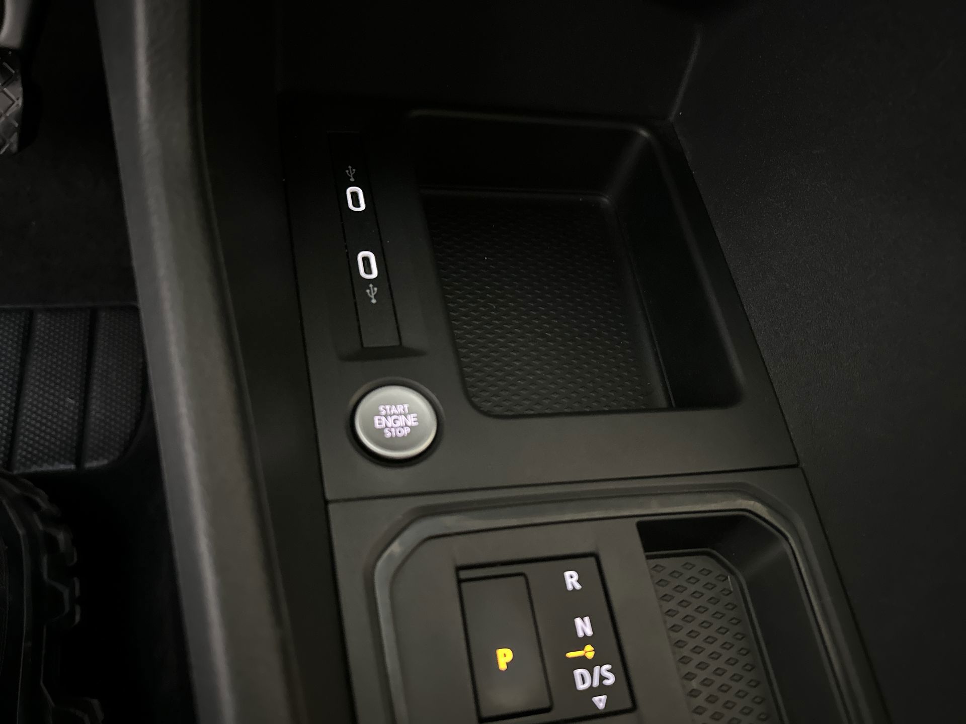 Foto van Volkswagen Caddy Modified Partition Wall