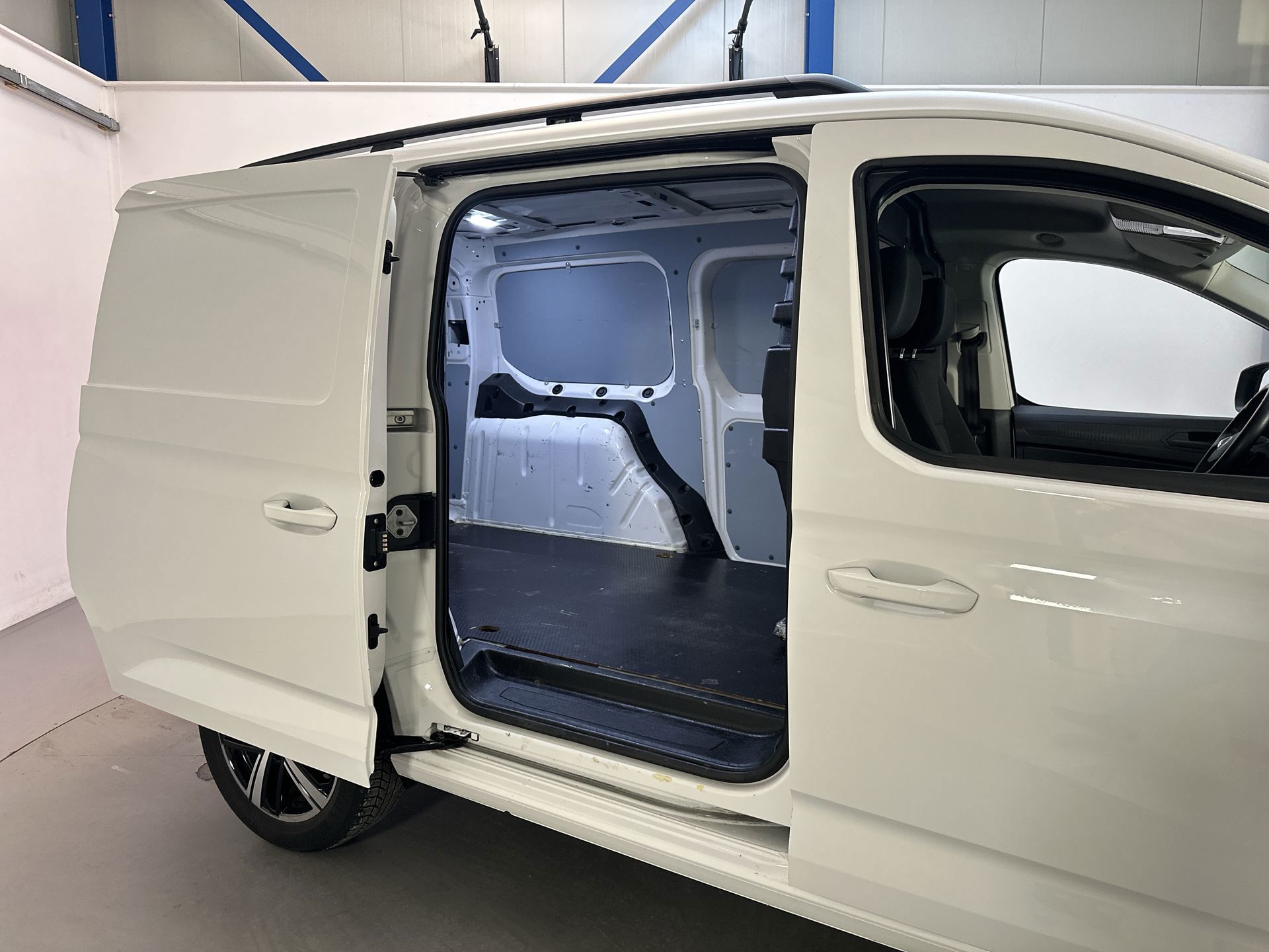 Foto van Volkswagen Caddy Modified Partition Wall