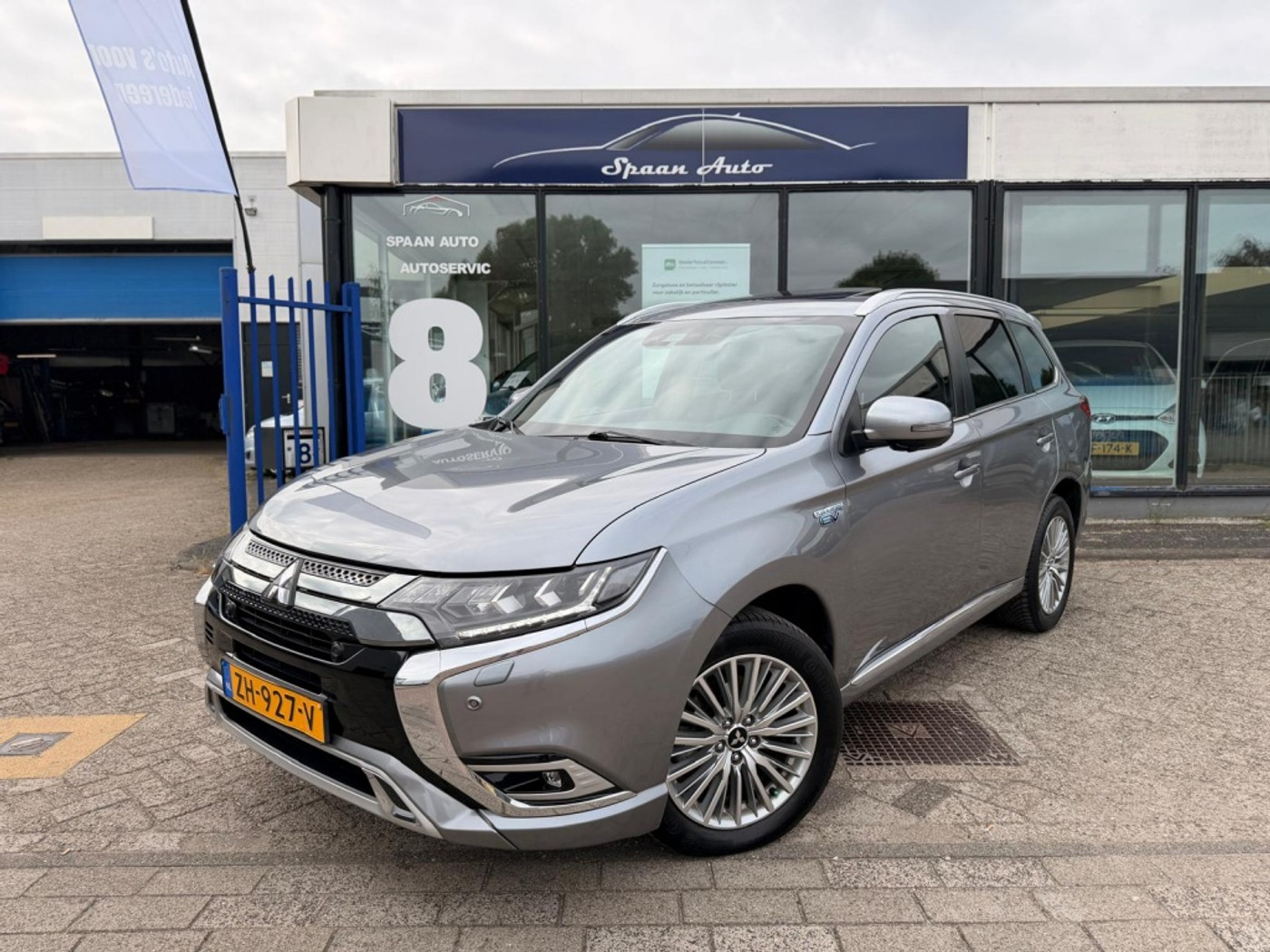Mitsubishi Mitsubishi Outlander 2.4 PHEV Instyle + l Pano l 360" l Leer l Carplay 2019 - voorkant