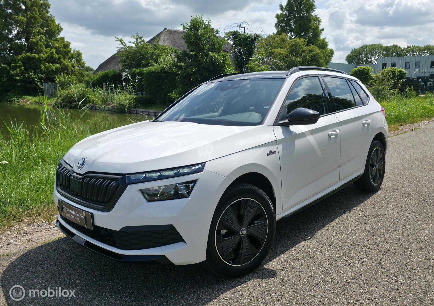 Skoda Kamiq 1.5 TSI ACT Monte Carlo / Pano / Nieuwstaat 2024 - voorkant