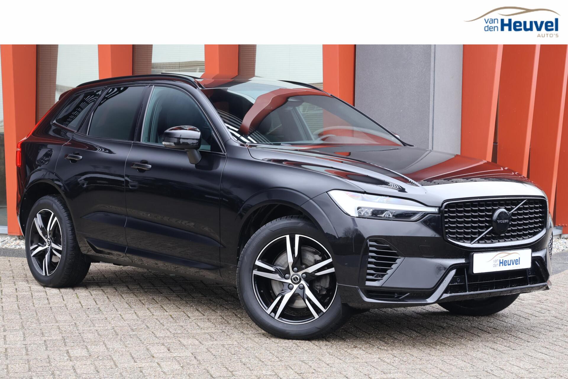 Volvo Xc60 T6 Recharge AWD R-Design | Stoelverwarming | Parkeercamera | Panoramadak | Keyless | Glossy Black 2021 - voorkant