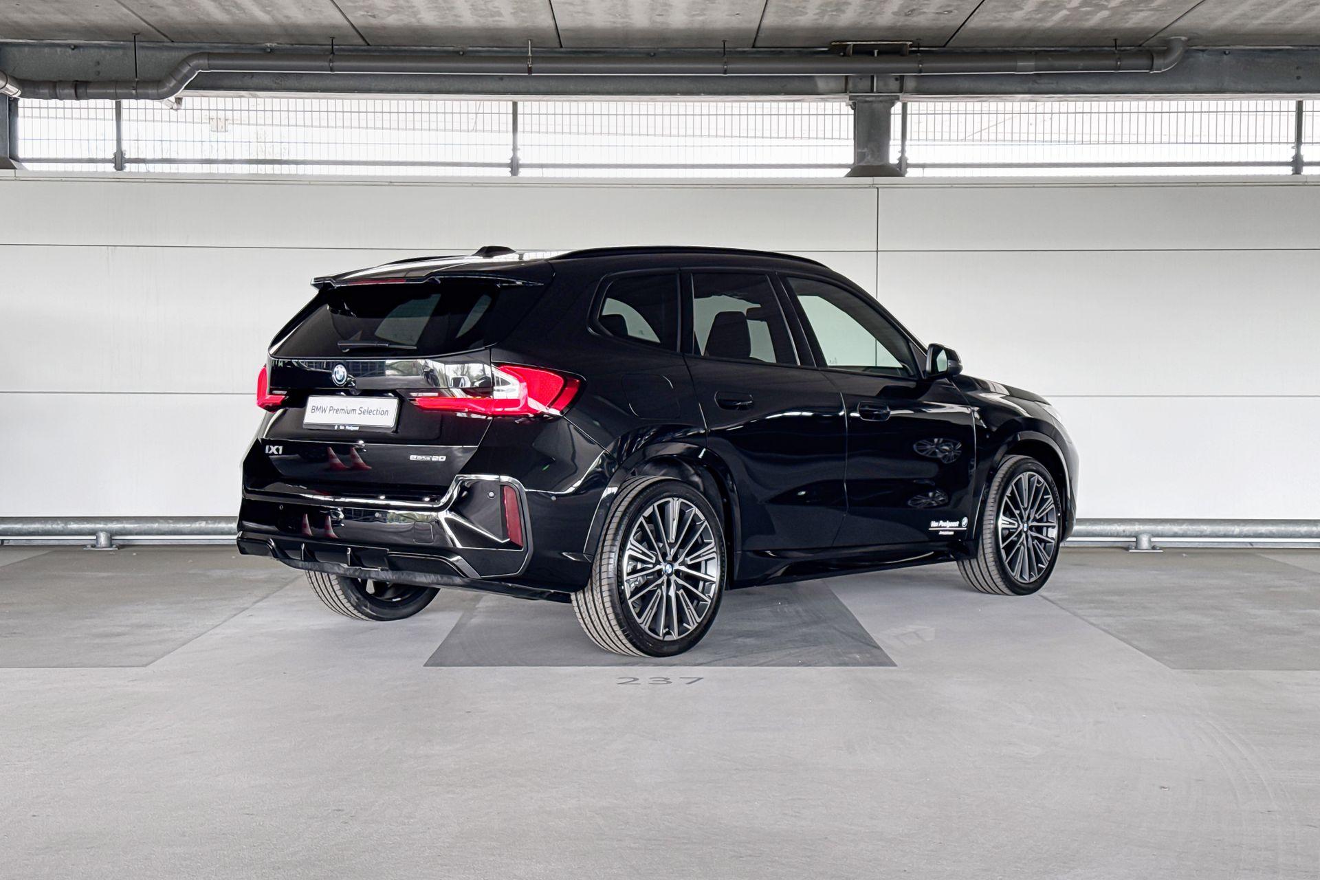 Foto van BMW Ix1