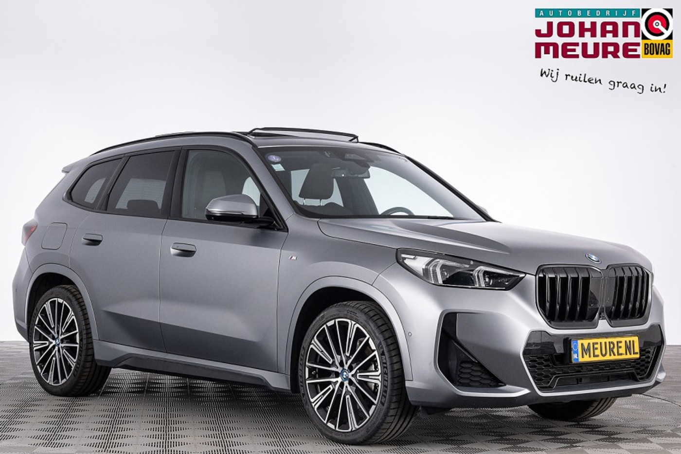 BMW X1 xDrive30e M-sport | LEDER | PANORAMADAK *MAT GRIJS* . 2023 - voorkant