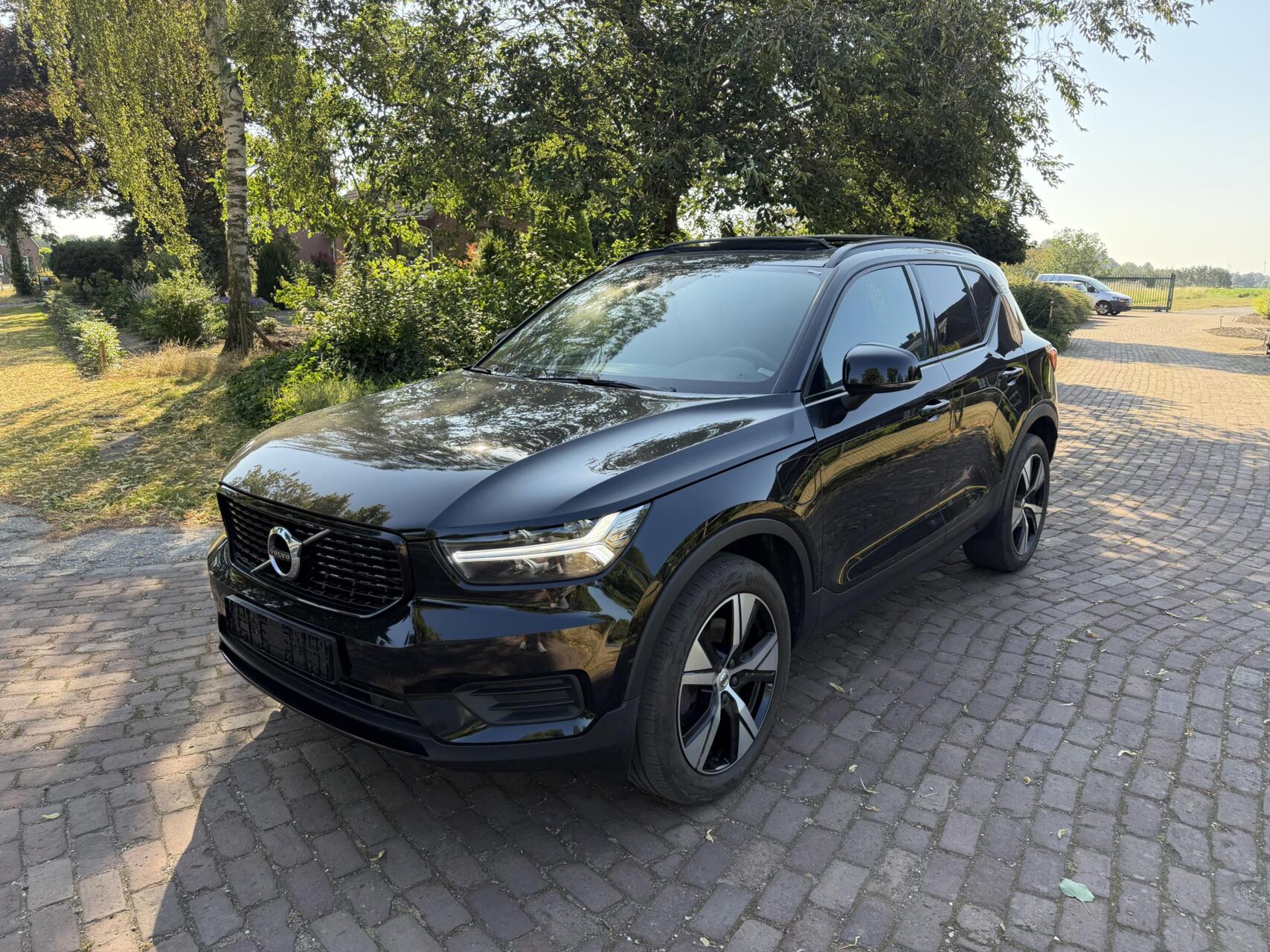 Volvo XC40 1.5 T4 Recharge R-Design Pano| Dealer onderhouden| 2021 - voorkant