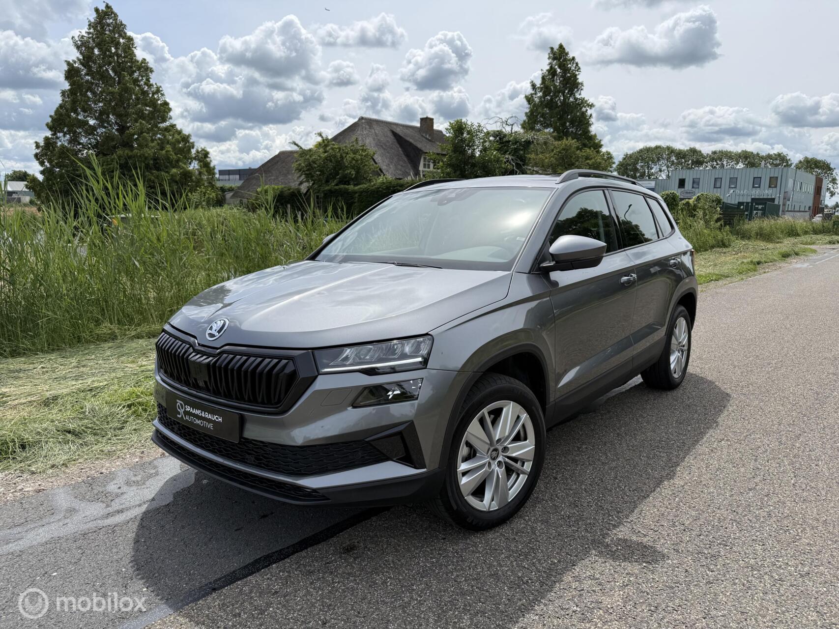 Skoda Karoq 1.5 TSI ACT Business / Pano / Trekhaak / CarPlay 2025 - voorkant