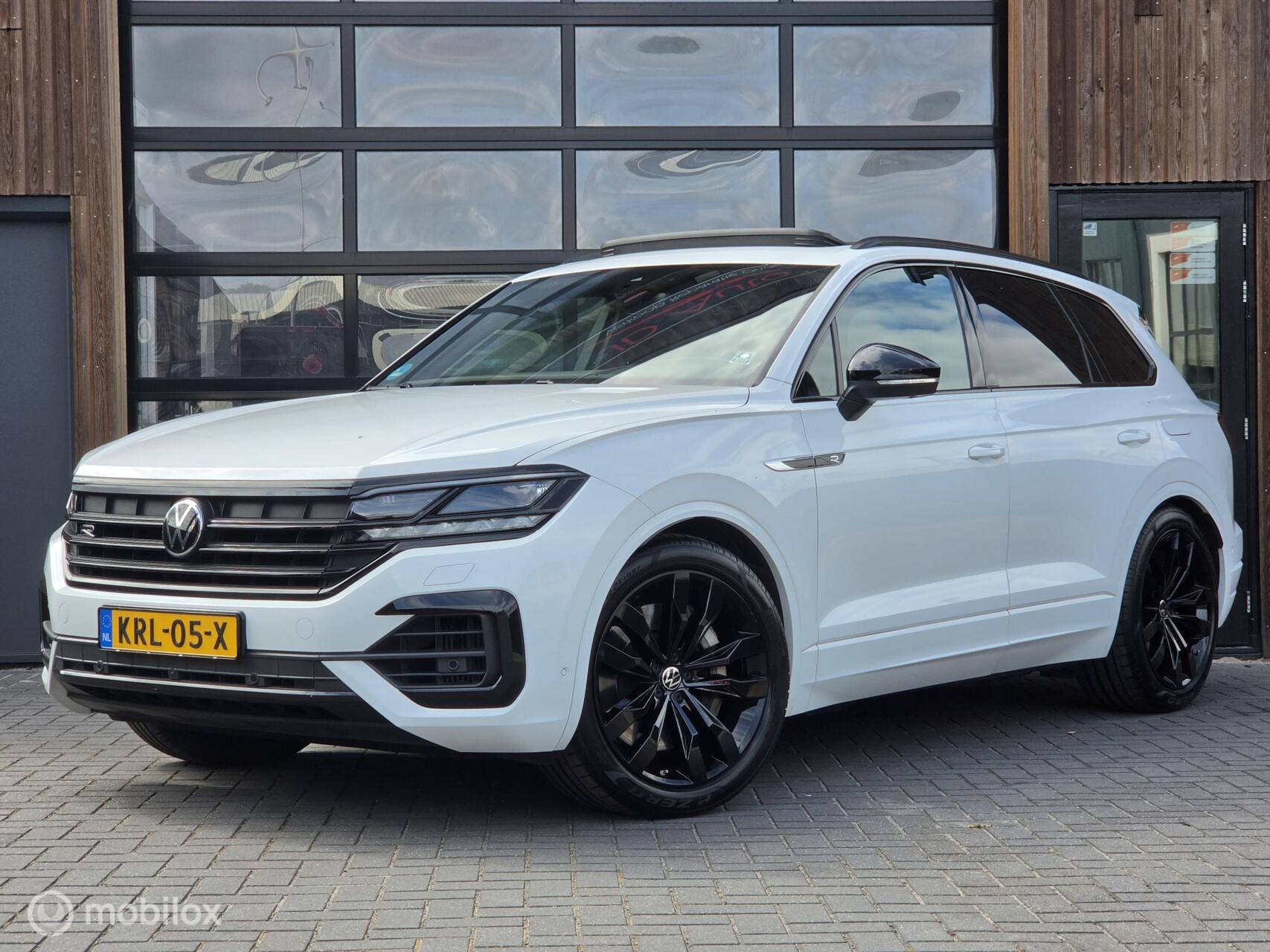 Volkswagen Touareg 3.0 TSI R-LINE 462PK PANO HUD LUCHT TREKHAAK 2023 - voorkant