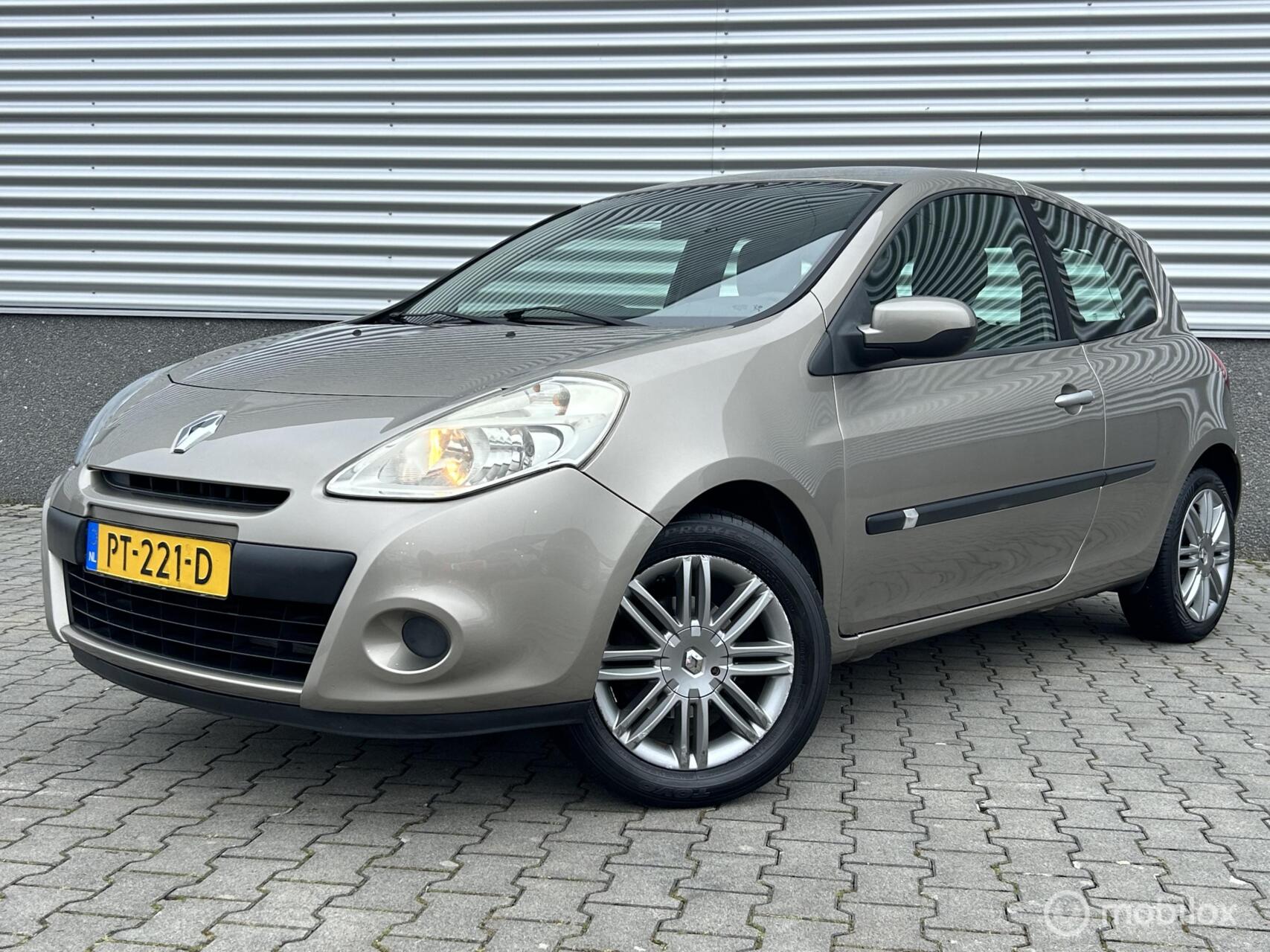 Renault Clio 1.2 Authentique 16inch,airco 2011 - voorkant