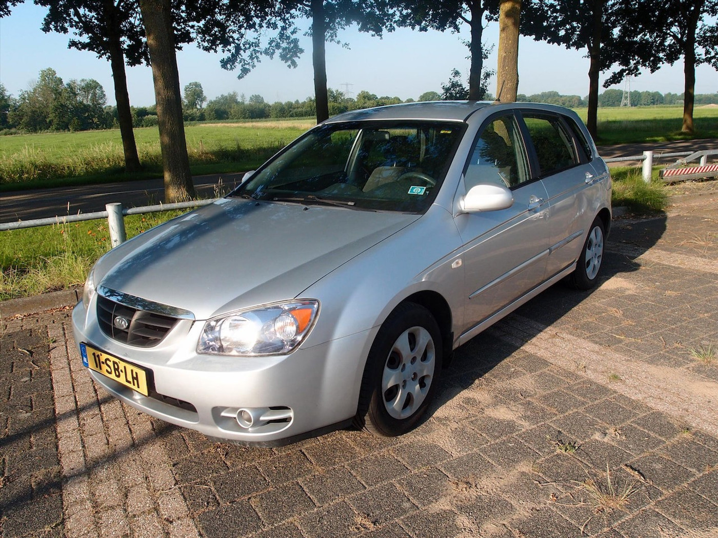 Kia Cerato 1.6-16V LX 2005 - voorkant