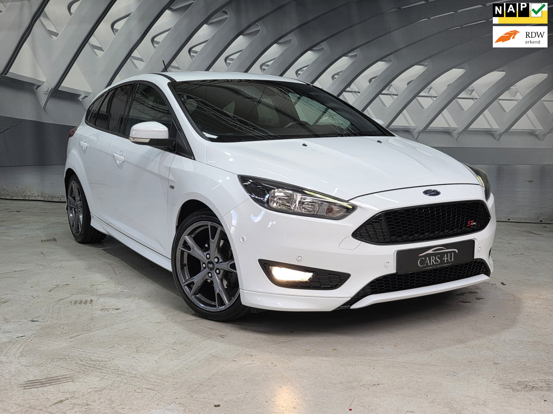 Ford Focus 1.0 ST-Line 125PK ZW hemel 2018 - voorkant