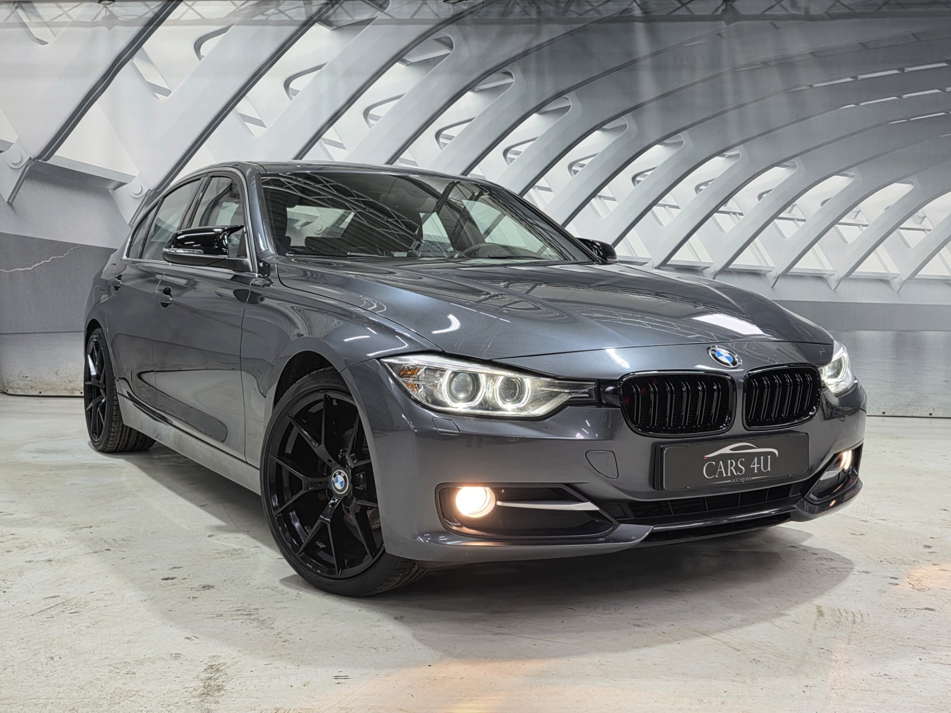 BMW 320i Ed 320i High Executive m sport/ leer /zwarte hemel/ nieuwe ketting 2013 - voorkant