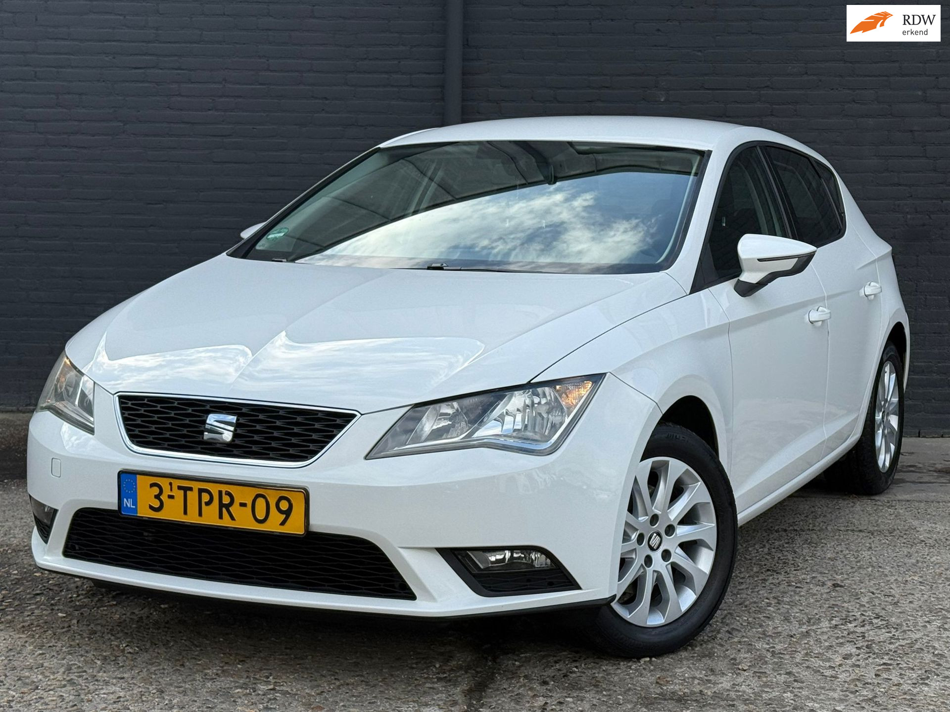 Seat Leon 1.2 TSI Style AIRCO | CRUISE | ELEK RAMEN | NWE APK 2013 - voorkant