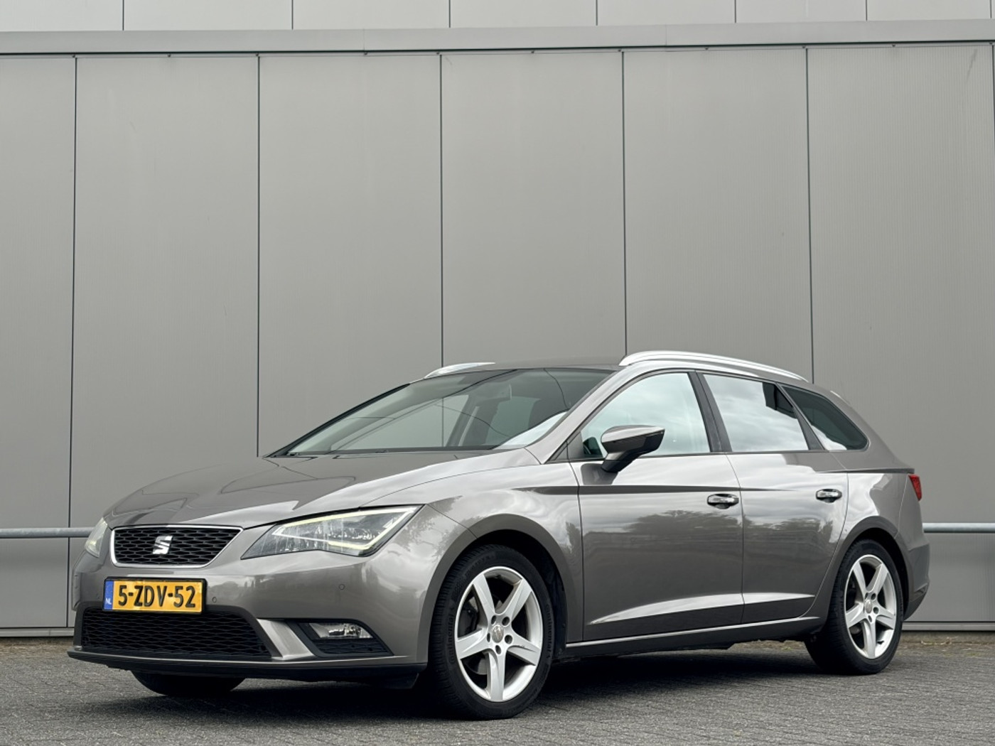 Seat Leon ST 1.6 TDI - navi - nap! - airco - cruise - trekhaak - 2014 - voorkant
