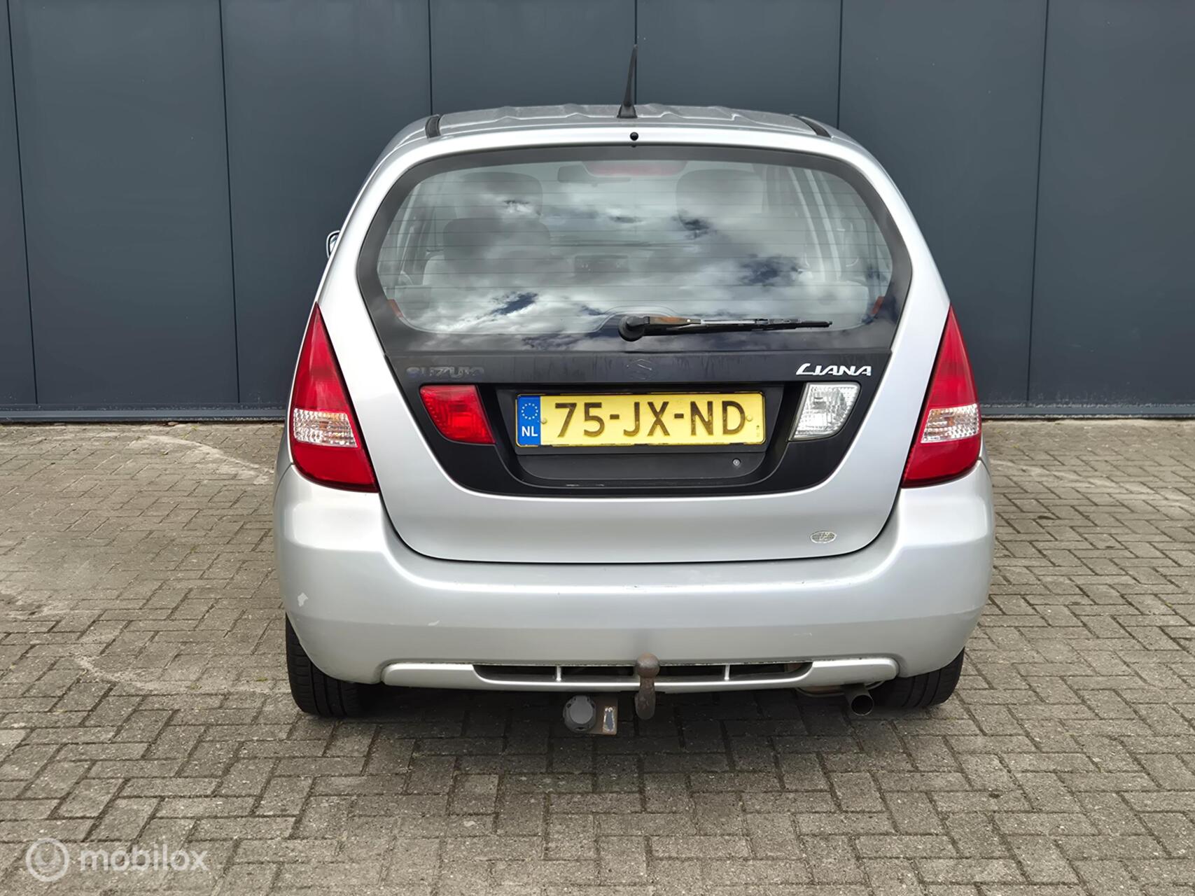 Foto van Suzuki Liana