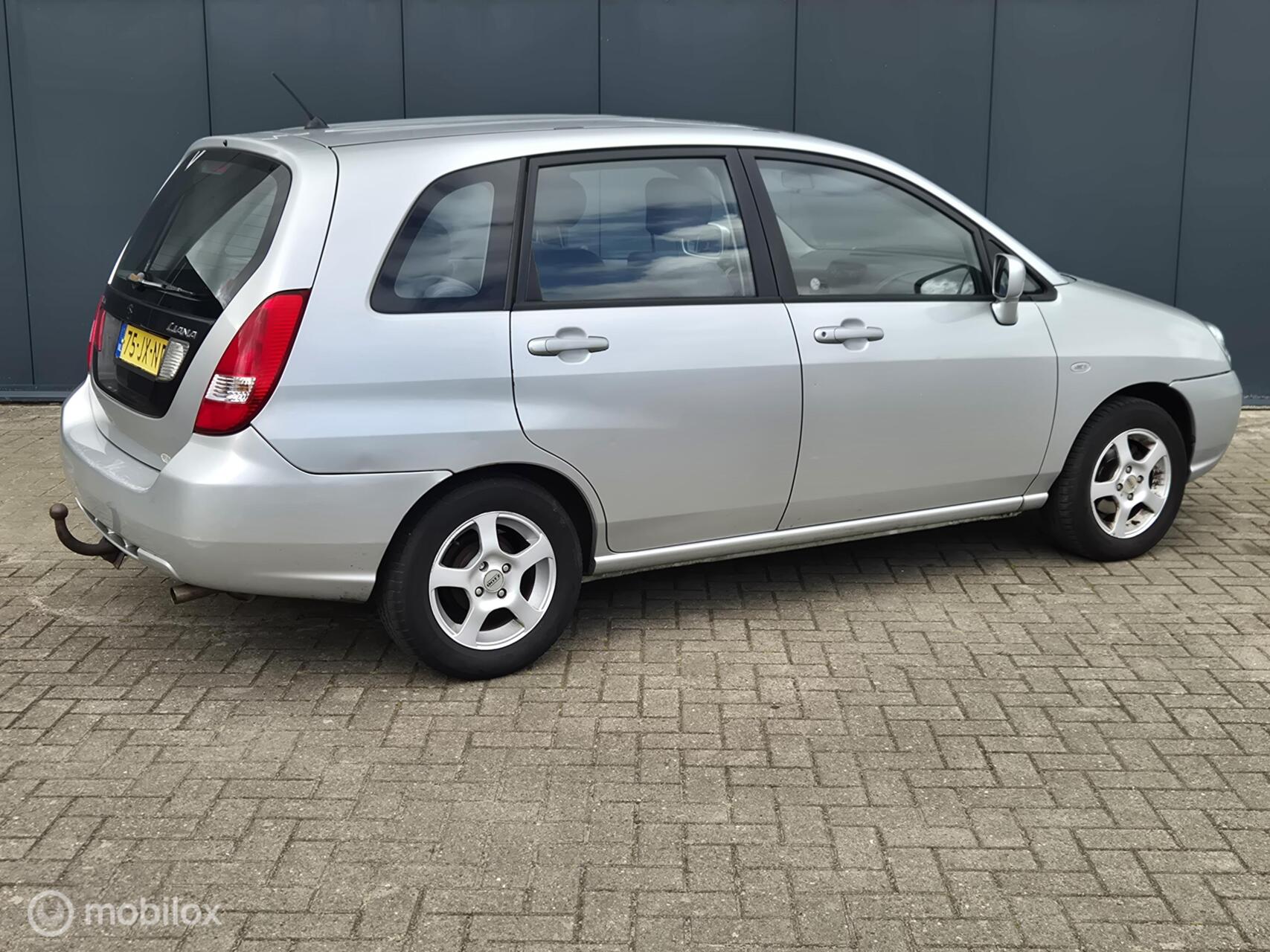 Foto van Suzuki Liana
