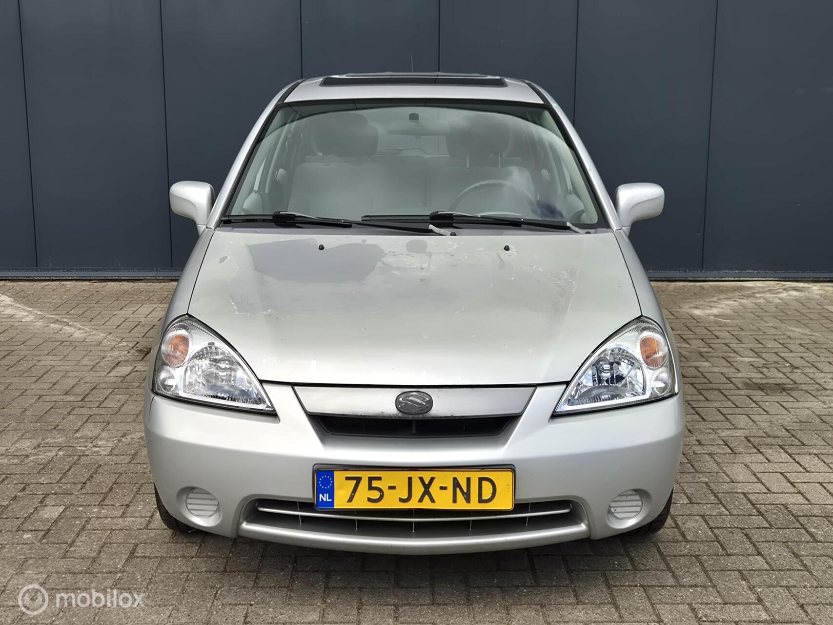 Foto van Suzuki Liana