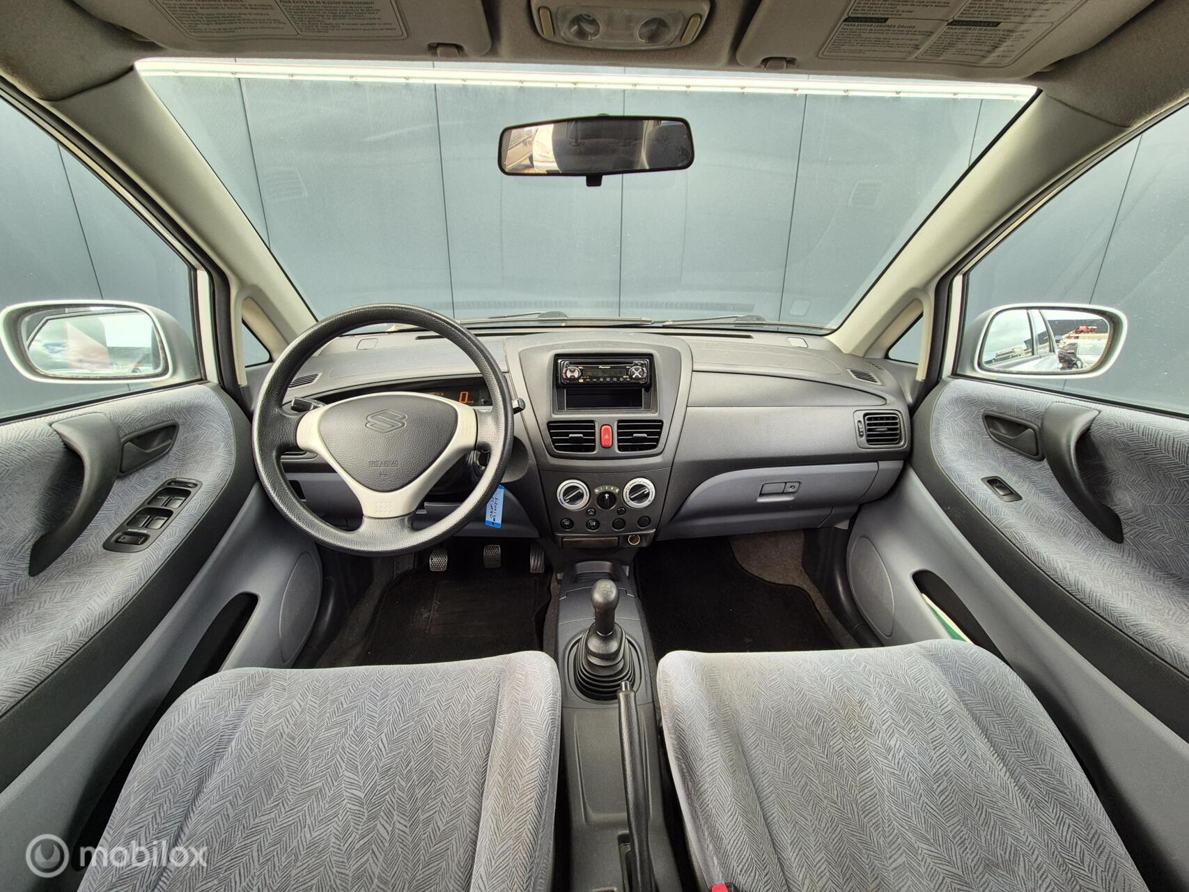 Foto van Suzuki Liana