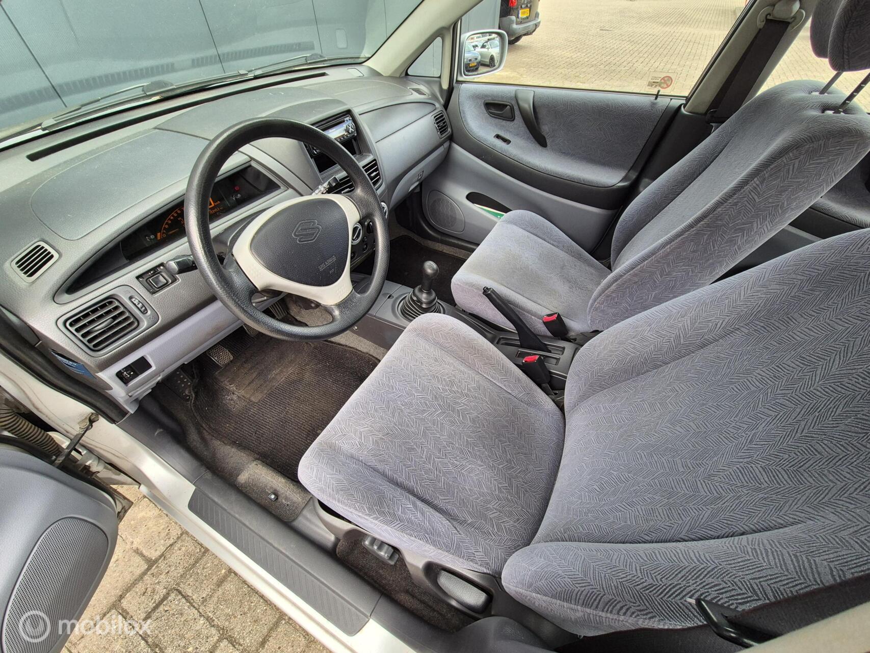 Foto van Suzuki Liana