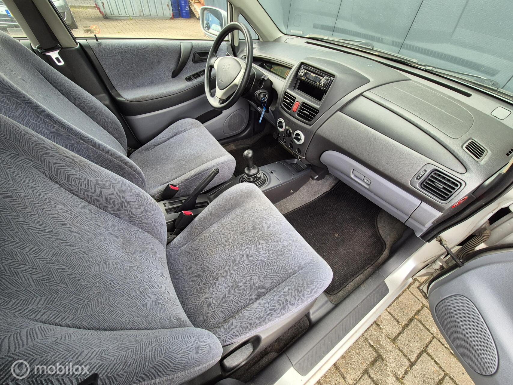 Foto van Suzuki Liana