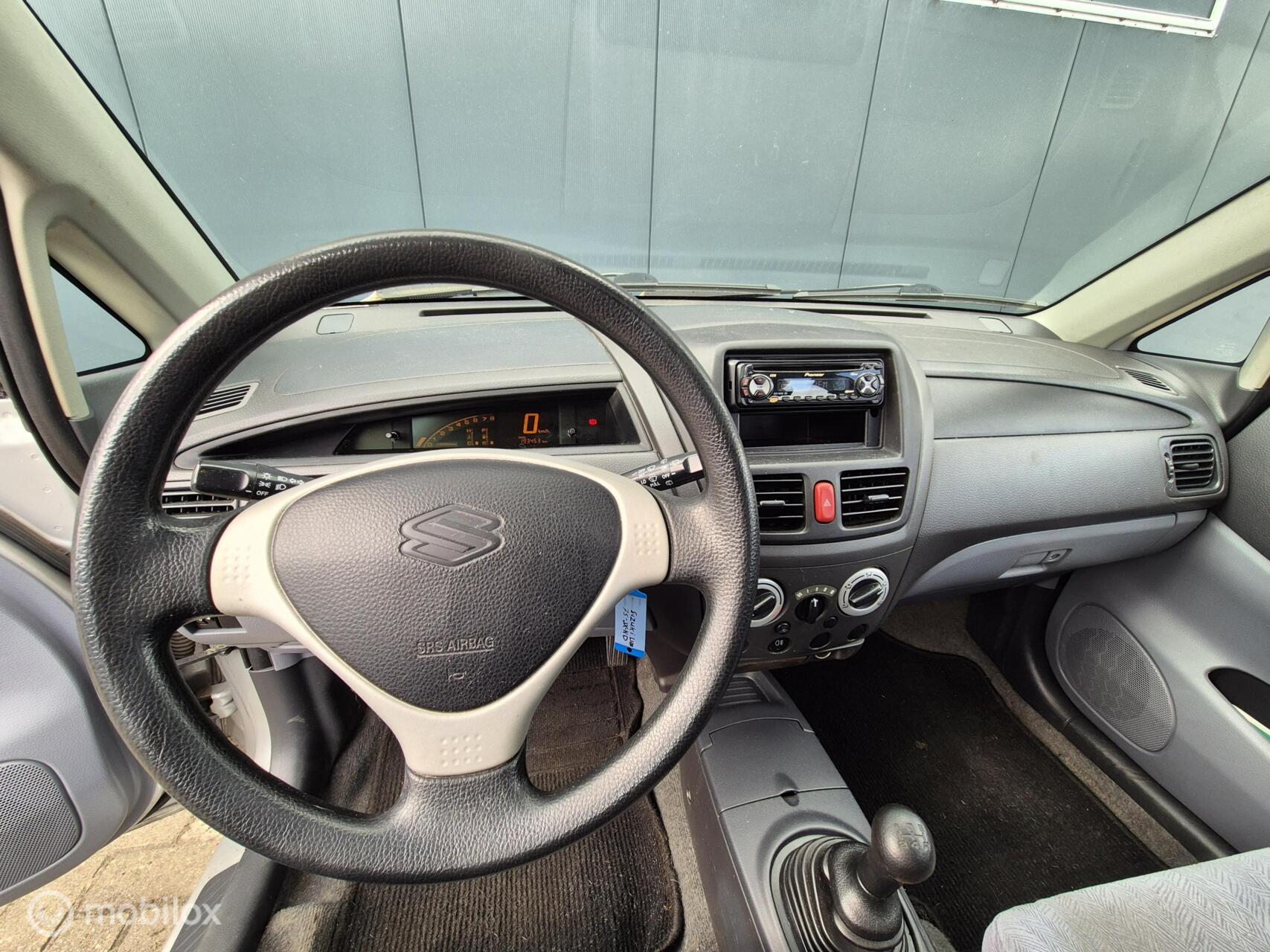 Foto van Suzuki Liana