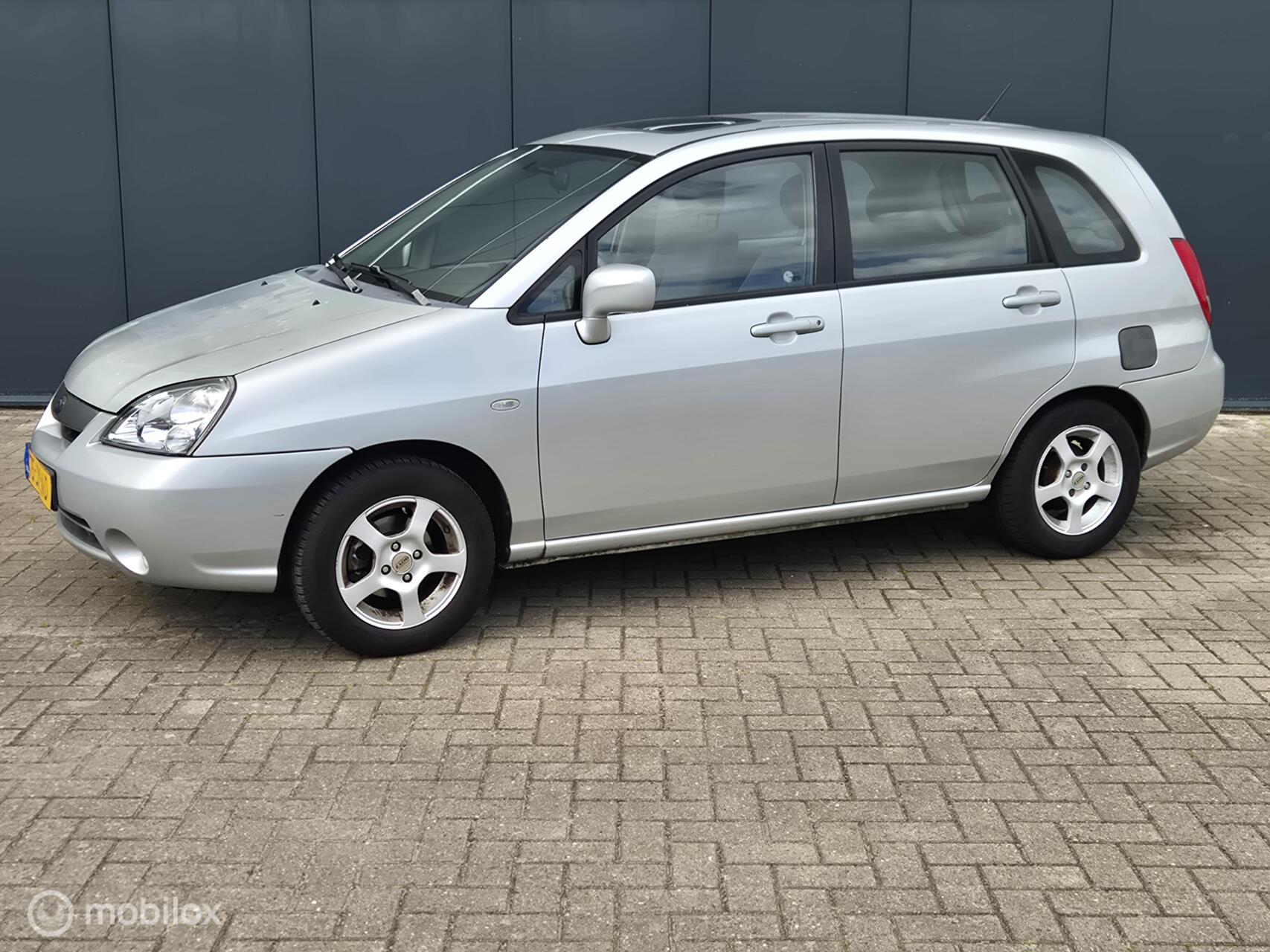 Foto van Suzuki Liana