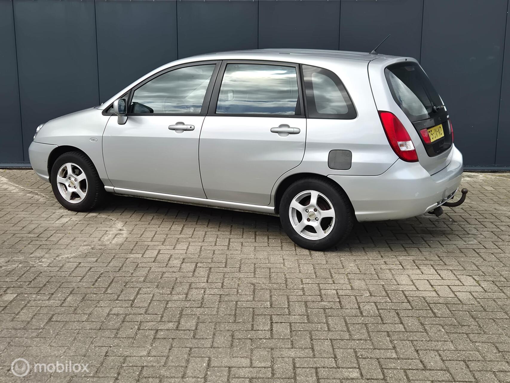 Foto van Suzuki Liana