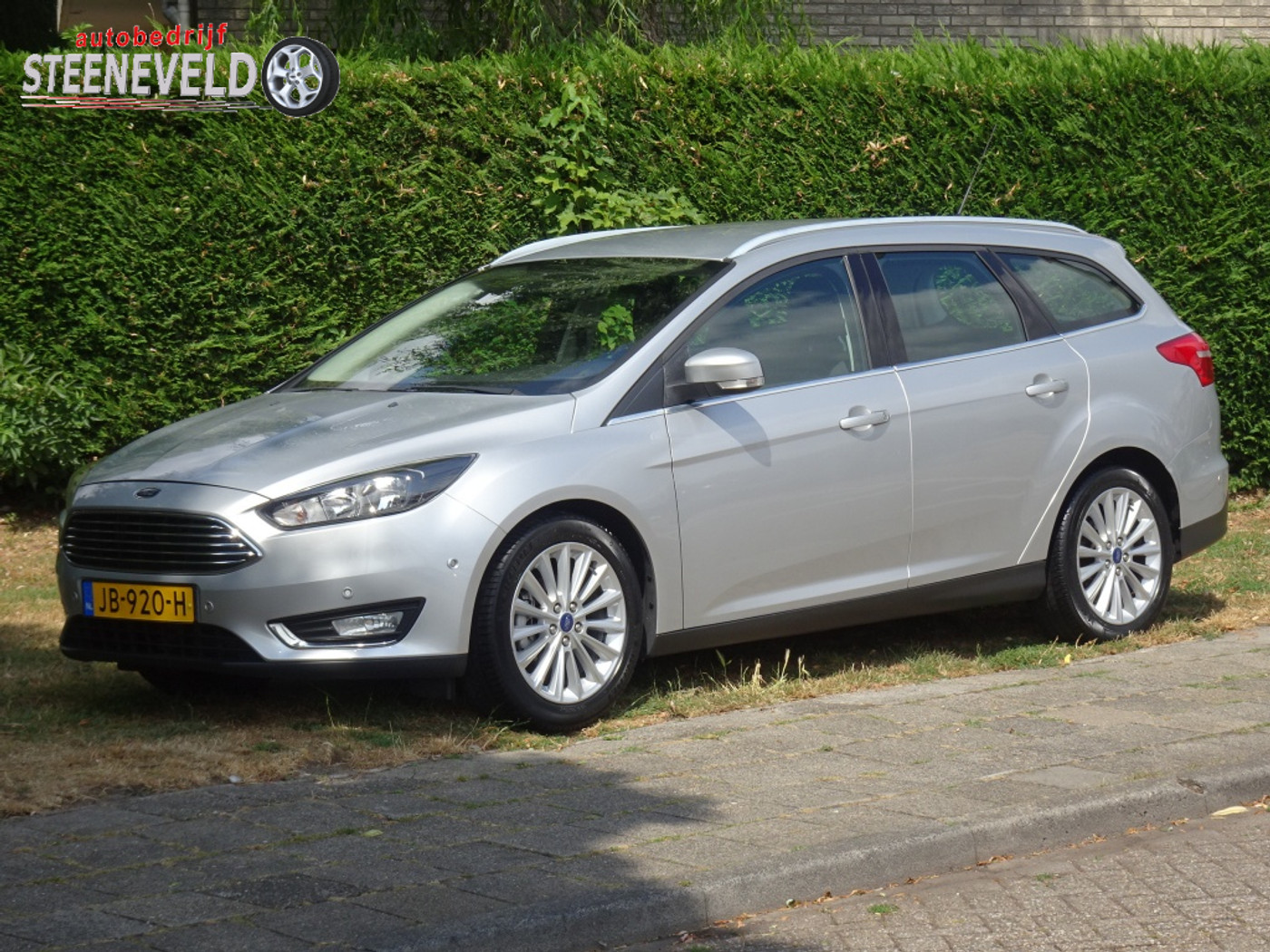 Ford Focus 1.0 125pk Titanium met Trekhaak en Nieuwe Distributieriem 2016 - voorkant