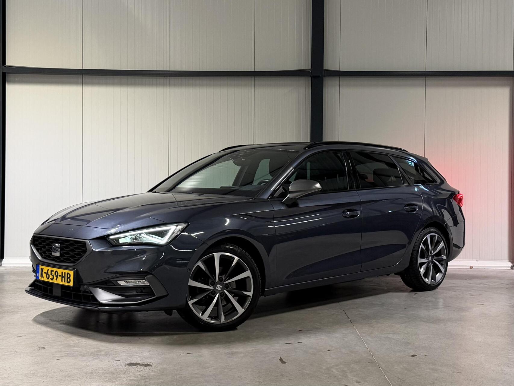 Seat Leon Sportstourer Seat Leon 1.5 eTSI FR 150PK Virtual Sfeer Trekhaak Carplay 2021 - voorkant