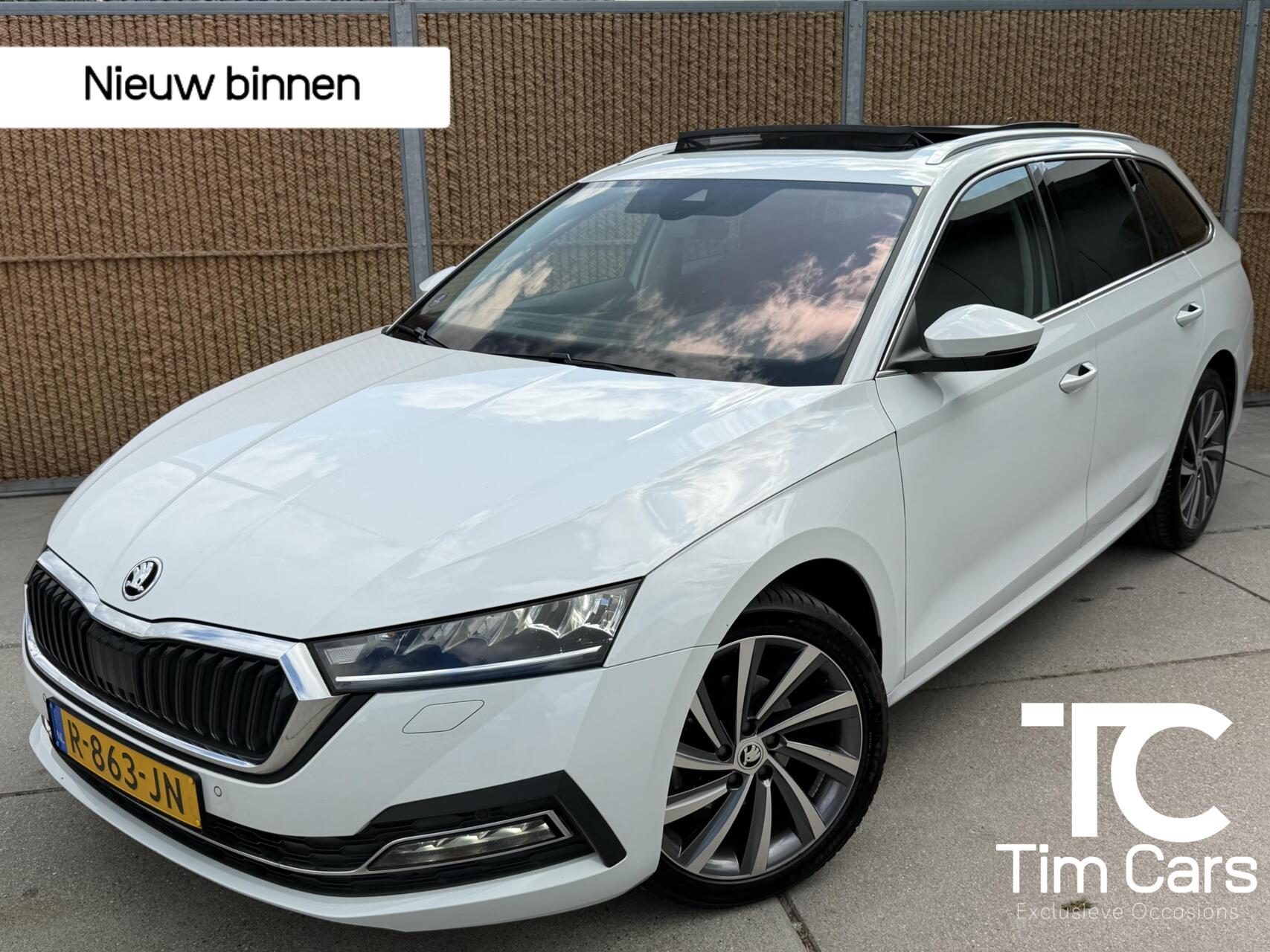 Skoda Octavia 1.0 e-TSI Business Edition Plus Automaat | Panoramadak | Elektrisch verstelbare bestuurdersstoel | Stoel- en stuurverwarming | Uitklapbare trekhaak | LED verlichting | Apple CarPlay/Android Auto | Parkeersensoren voor en achter 2022 - voorkant