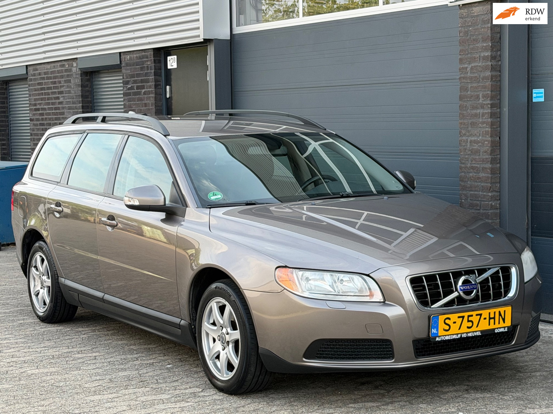 Volvo V70 2.0 Momentum LEER CRUISE CLIMA TREKHAAK NIEUW APK 2009 - voorkant