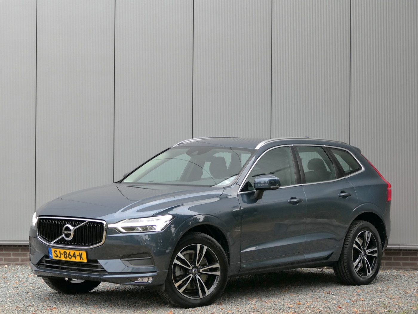 Volvo Xc60 T5 Momentum 12 MND garantie Leer / DAB+ / Trekhaak / Adaptieve LED koplampen 2018 - voorkant