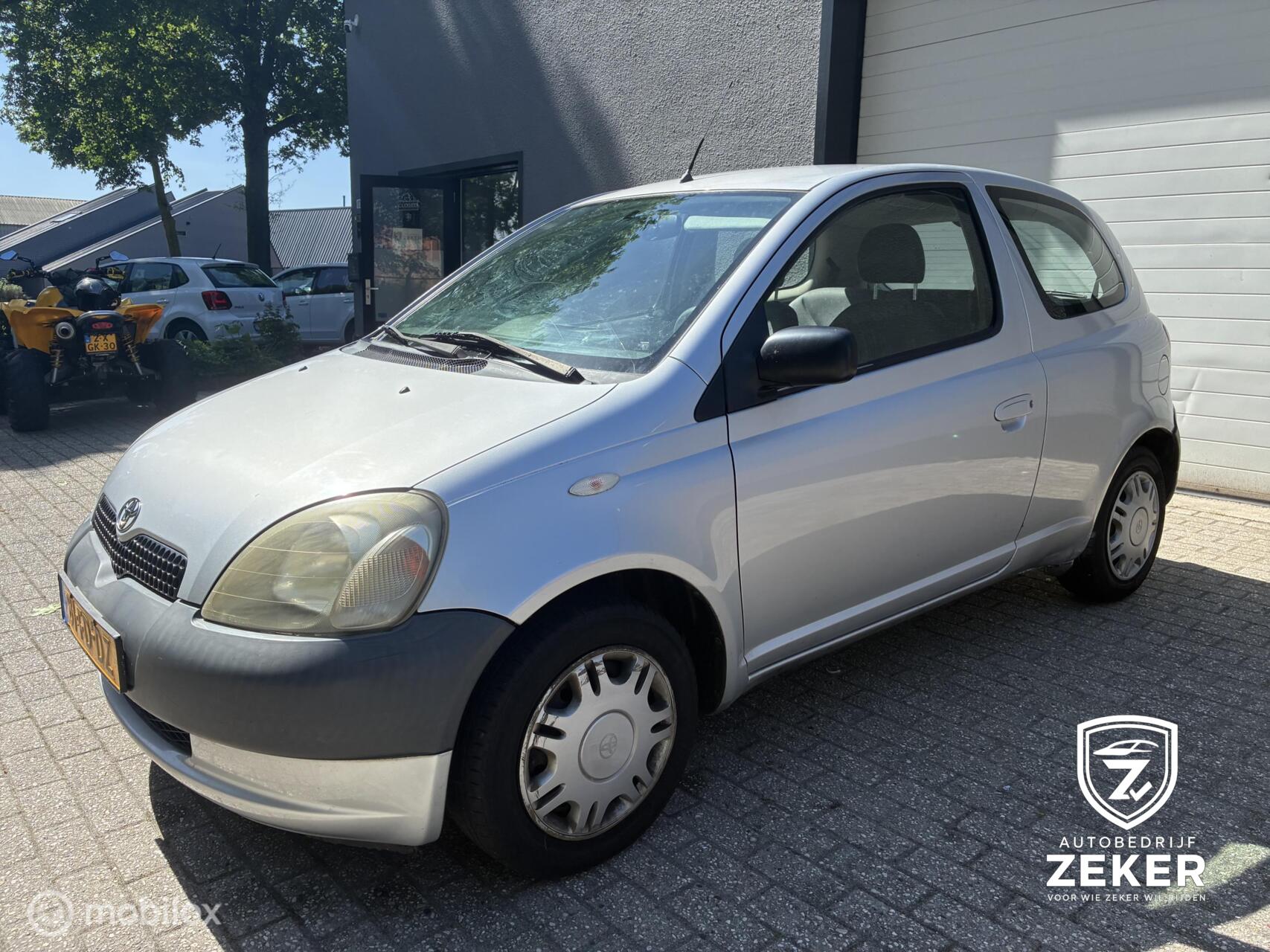 Toyota Toyota Yaris 1.0-16V VVT-i Terra INRUILKOOPJE WEG=WEG 2000 - voorkant