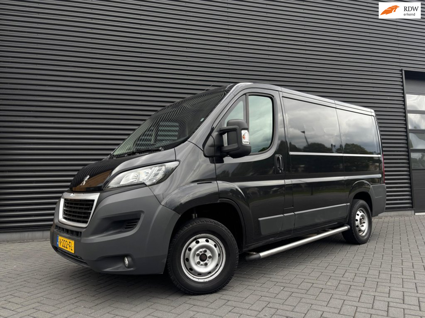 Peugeot Boxer 330 2.0 BlueHDI L1H1 Premium Pack| FULL OPTION| CRUISE| CAMERA| BLUETOOTH| TREKHAAK| SENSOREN| 2017 - voorkant