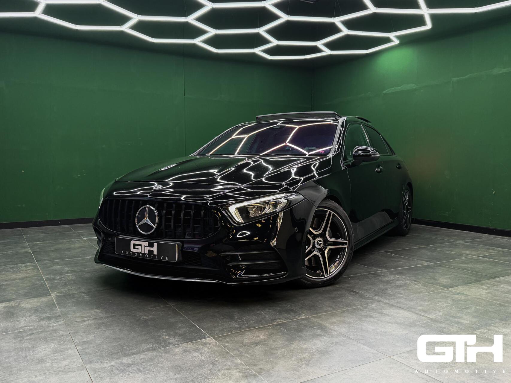 Mercedes-Benz A 250 250 Limousine AMG Carplay | Pano | Sfeer 2019 - voorkant