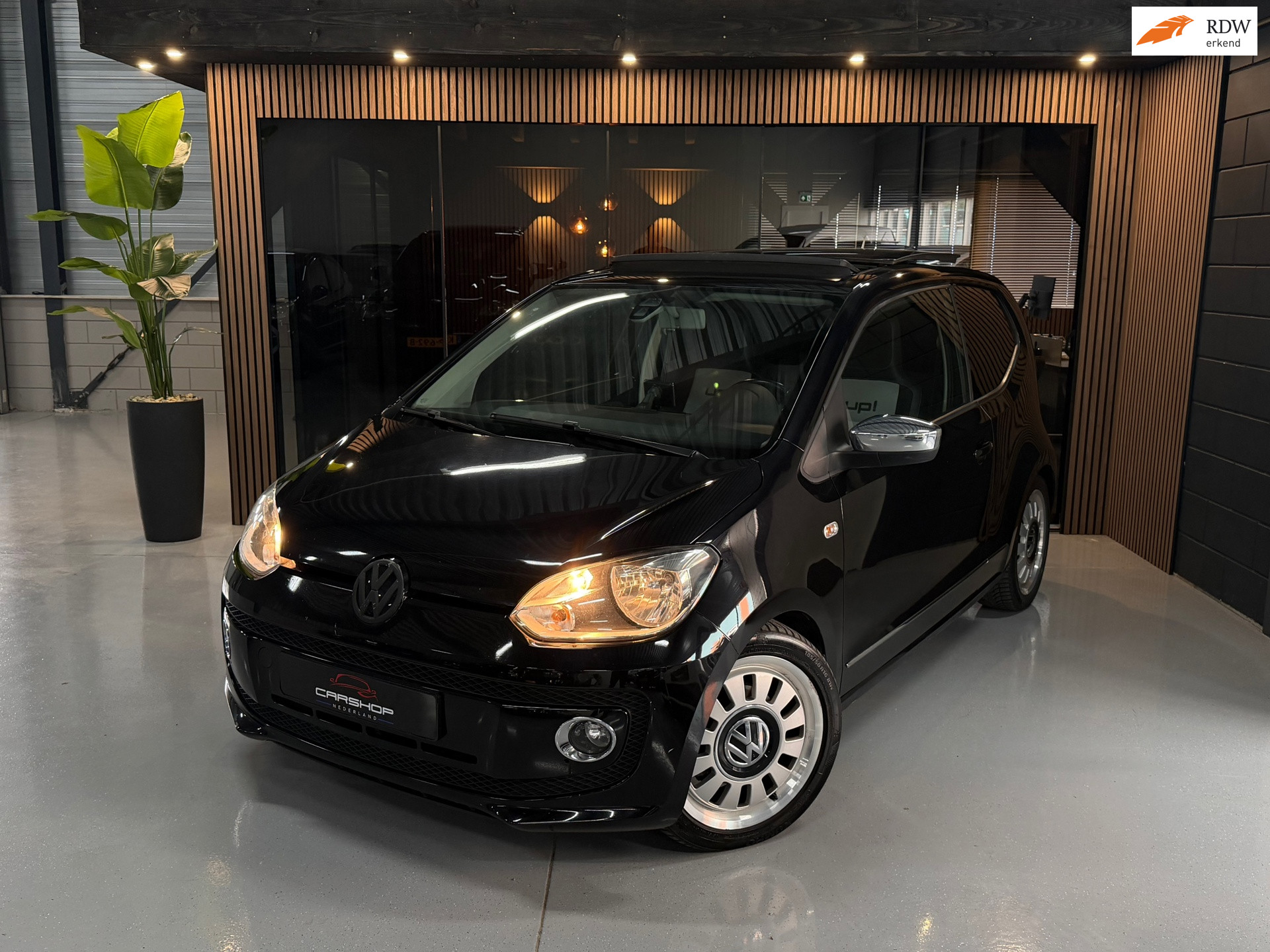 Volkswagen Up 1.0 MPI high up! 75PK PANO/CRUISE/STOELVRM 2012 - voorkant