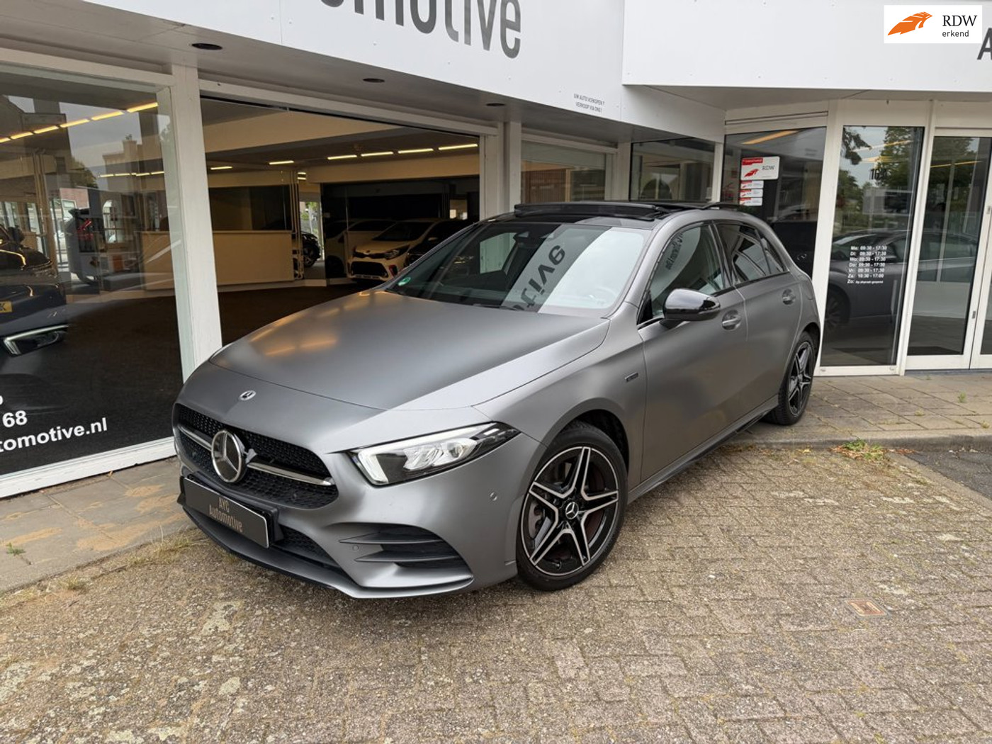 Mercedes-Benz A-klasse 250 e Business Solution AMG Limited - Pano - Magno Grijs - 1e eigenaar 2020 - voorkant
