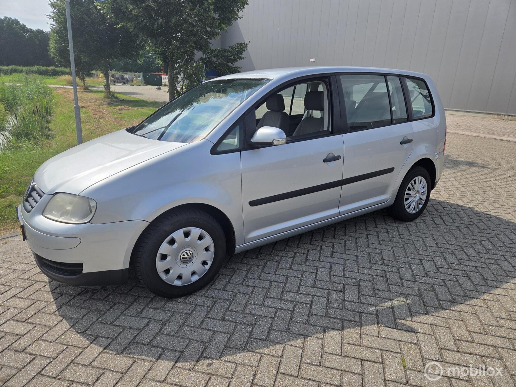 Volkswagen Touran 1.6  7 Persoons 2003 - voorkant