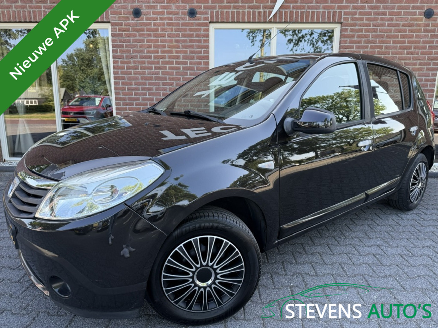 Dacia Sandero 1.2 Lauréate NIEUWE APK / RIJDT GOED 2011 - voorkant