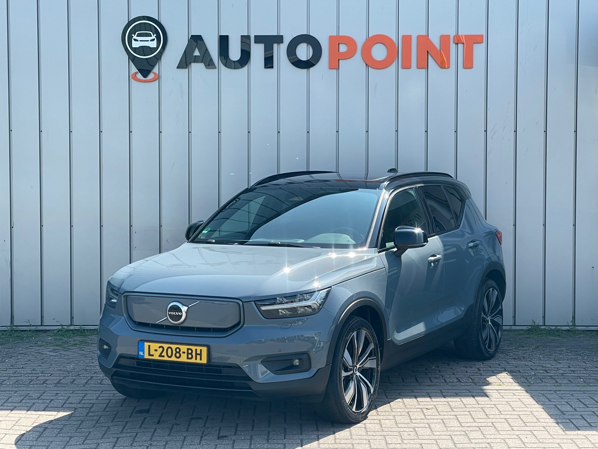 Volvo XC40 Recharge P8 AWD R-Design TREKHAAK|PANO|BLINDSPOT|STOEL+STUURVRM|CAMERA|ADAPT.CRUISE|20''INCH|FULL-LED||PARK.ASSIST|NAVI 2021 - voorkant