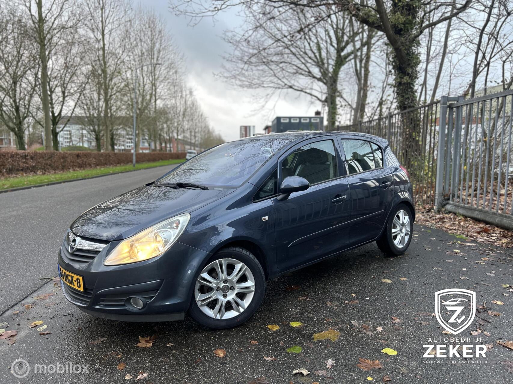 Opel Corsa 1.2-16V Cosmo / Automaat / nette staat / 2011 - voorkant