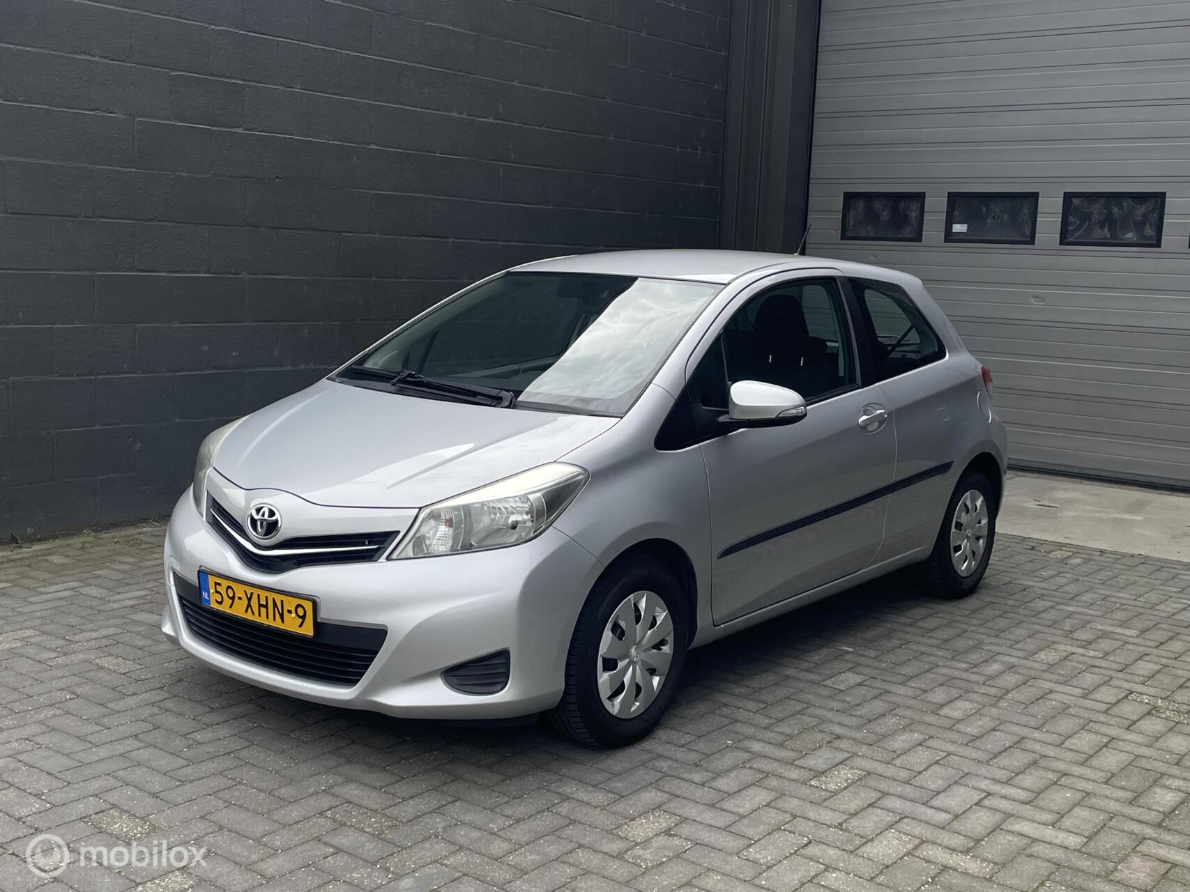 Toyota Toyota Yaris 1.0 VVT-i Aspiration | Airco | All-season | Rijklaar | 2012 - voorkant
