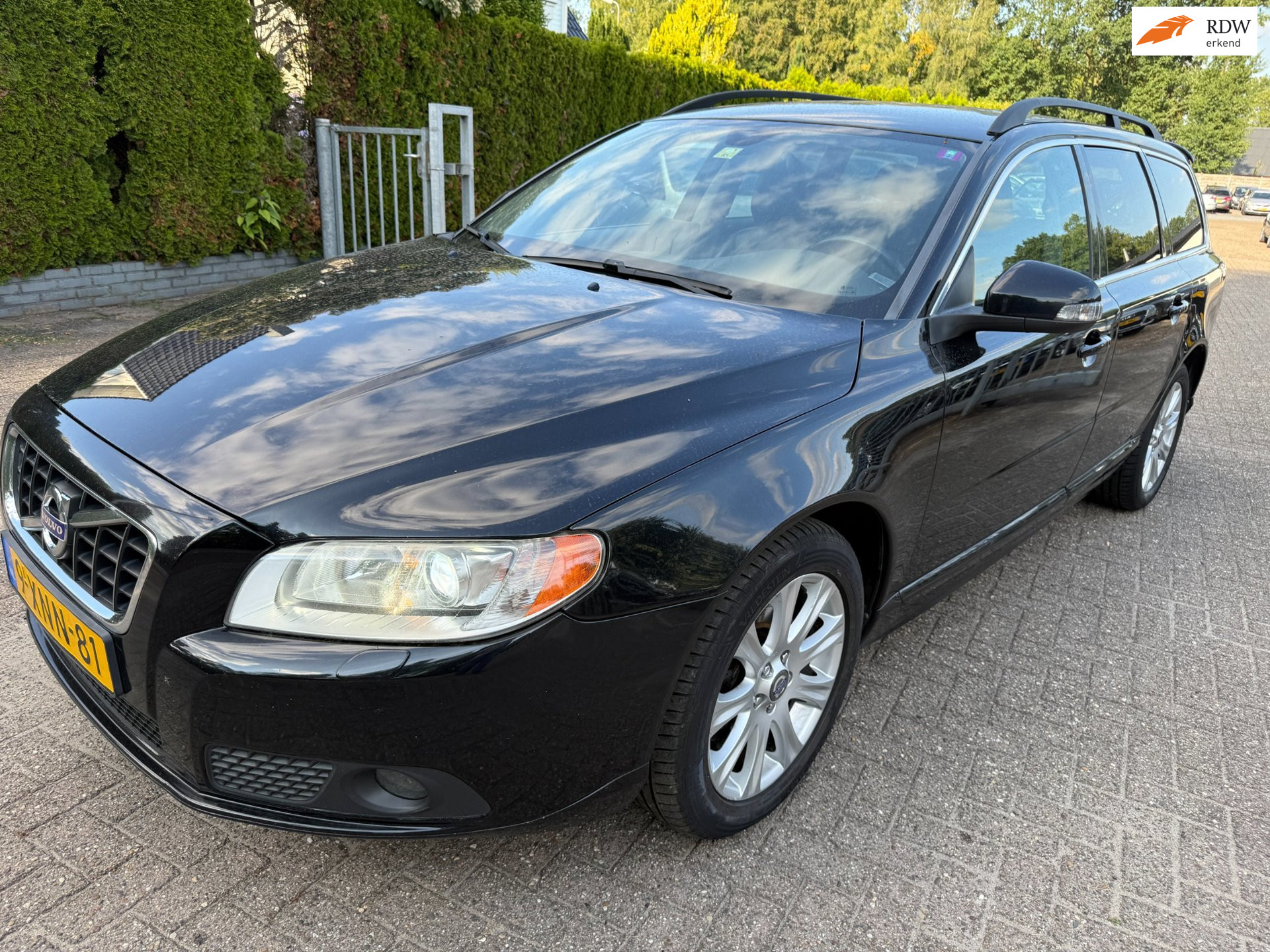 Volvo V70 2.0 D3 AUT. Momentum LEDER LMV NAVI XENON TR.HAAK 2010 - voorkant