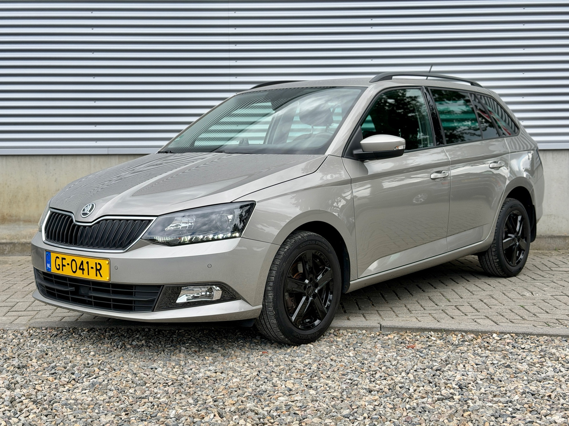 Skoda Fabia 1.2 TSI First Edition Style Automaat [ ecc,cruise,pdc,lmv,trekhaak ] 2015 - voorkant
