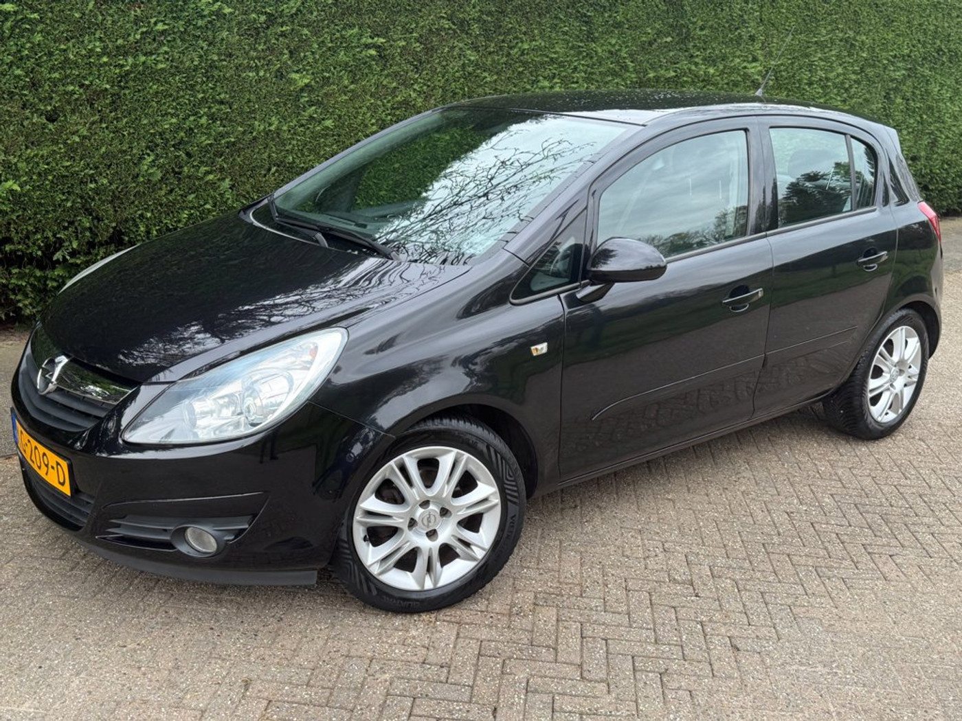 Opel Corsa 1.4-16V Sport 2009 - voorkant