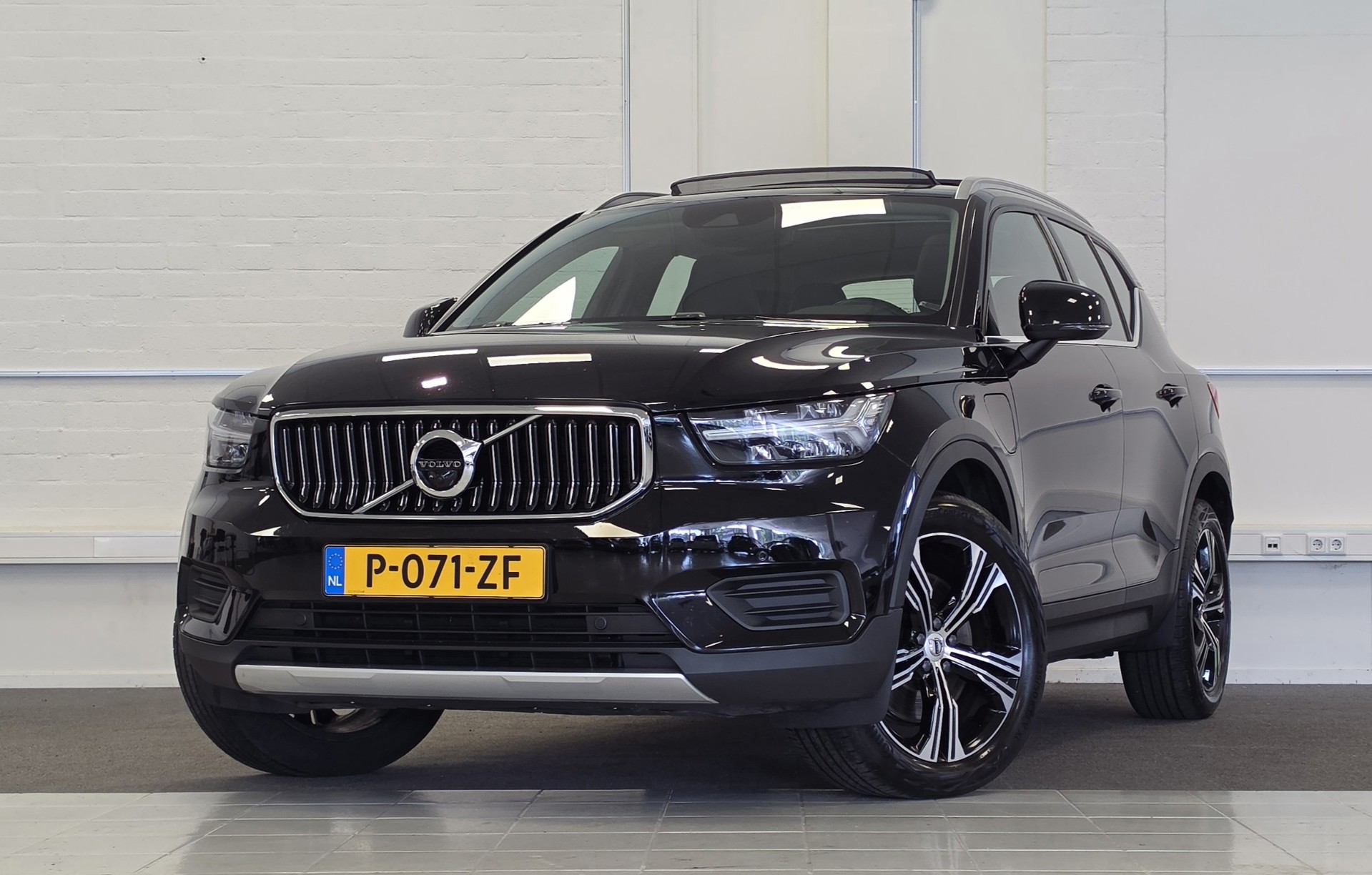 Volvo XC40 1.5 T5 Recharge Inscription Schuif/kanteldak Trekhaak SOH 2022 - voorkant
