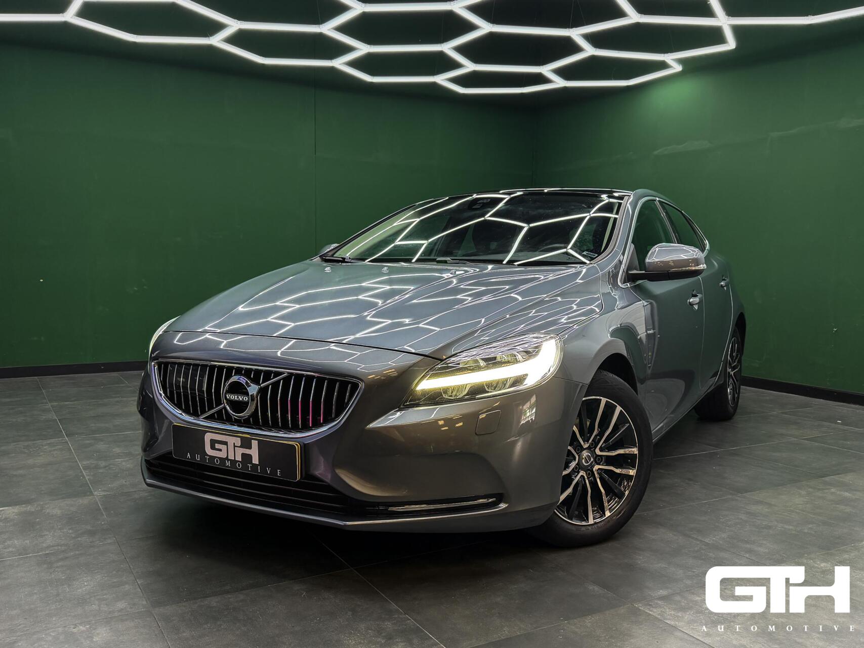 Volvo V40 2.0 D2 Nordic+ Camera | Keyless | Pano | NAP 2017 - voorkant